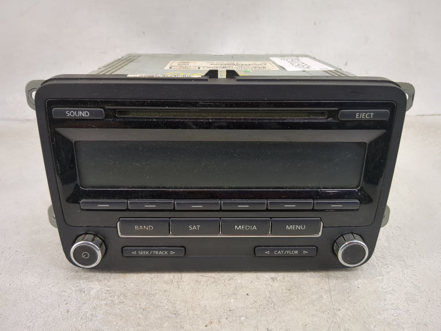 2012-2015 Volkswagen Passat Radio AM FM Cd Player Receiver Replacement P/N:1K0035164F 28367806 Fits OEM Used Auto Parts - Oe