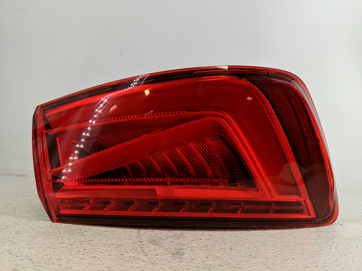2015-2016 Audi A3 Tail Light Assembly Passenger Right OEM P/N:8V5 945 095 C Fits Fits 2015 2016 OEM Used Auto Parts - Oemuse