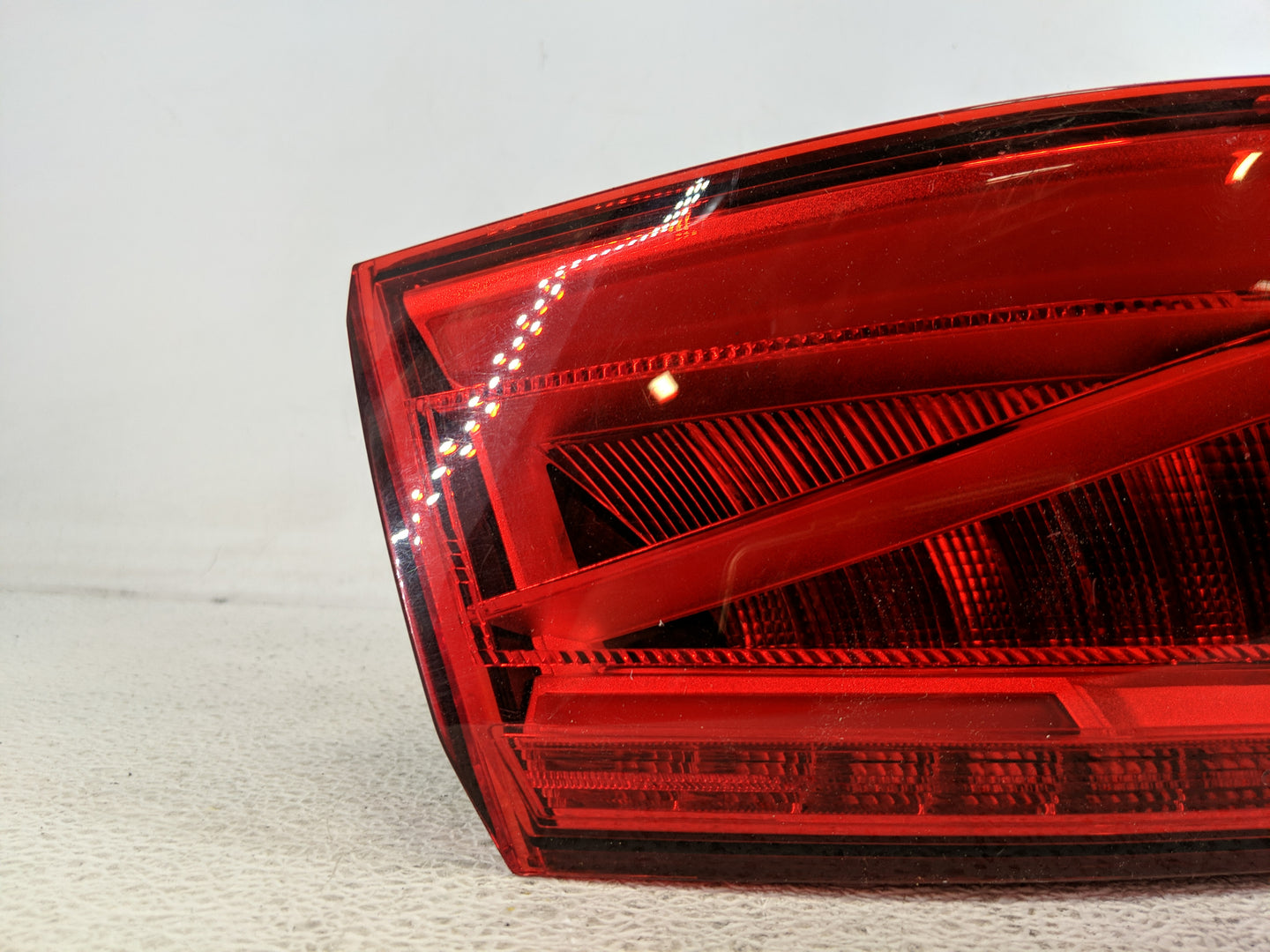 2015-2016 Audi A3 Tail Light Assembly Passenger Right OEM P/N:8V5 945 095 C Fits Fits 2015 2016 OEM Used Auto Parts - Oemuse