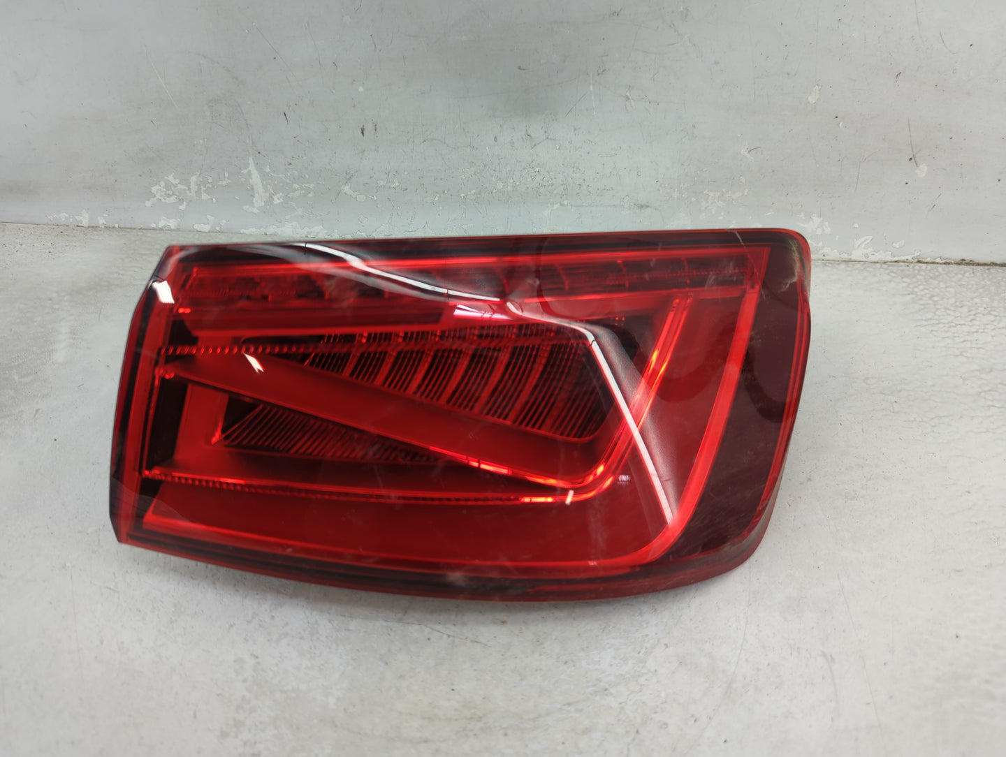 2015-2016 Audi A3 Tail Light Assembly Passenger Right OEM P/N:8V5 945 096 C Fits Fits 2015 2016 OEM Used Auto Parts - Oemuse