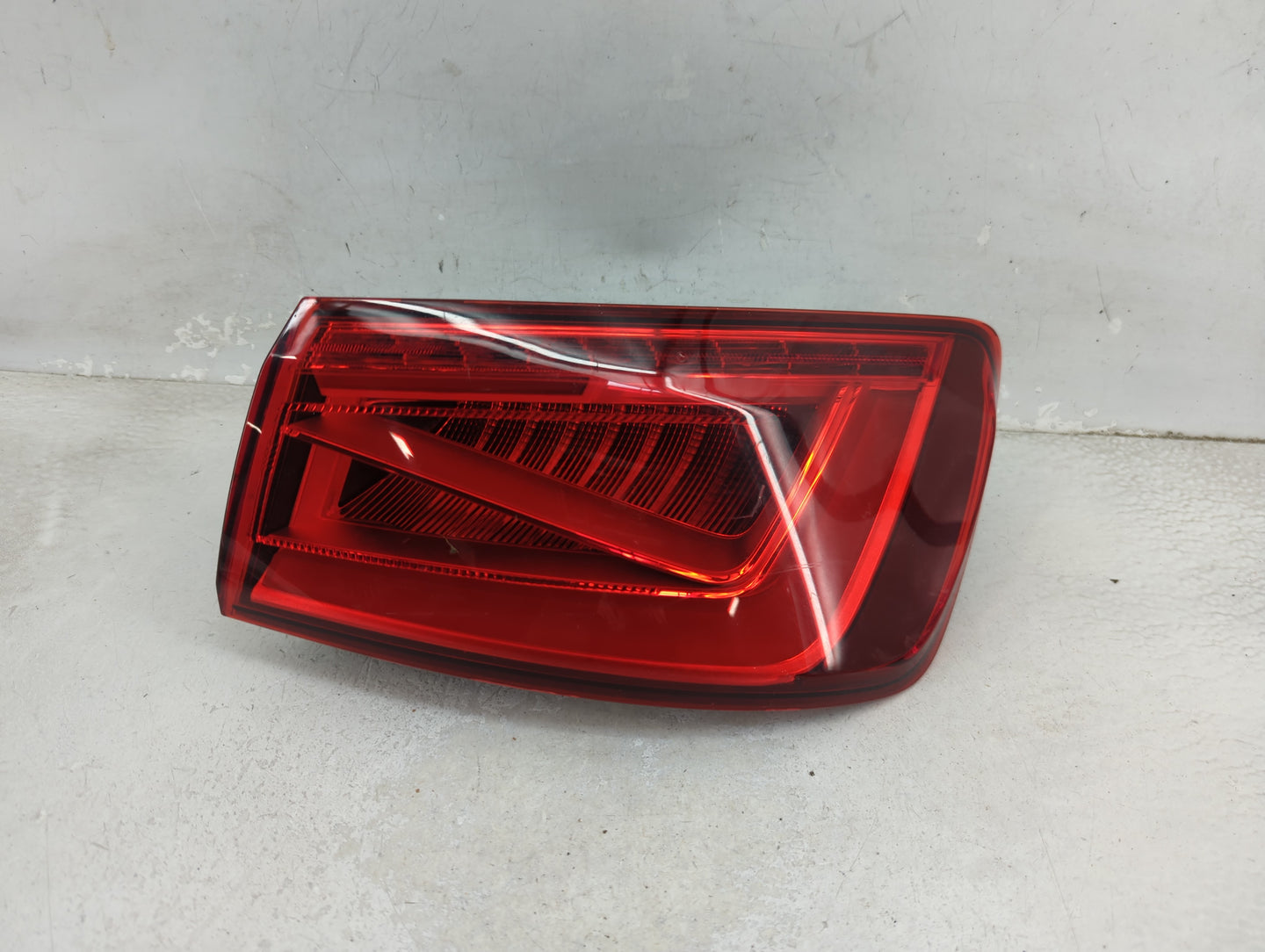 2015-2016 Audi A3 Tail Light Assembly Passenger Right OEM P/N:8V5 945 096 C Fits Fits 2015 2016 OEM Used Auto Parts - Oemuse