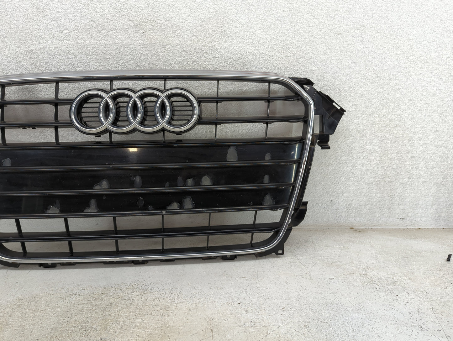2013-2016 Audi A4 Front Grille Bumper Not Included - Oemusedautoparts1.com
