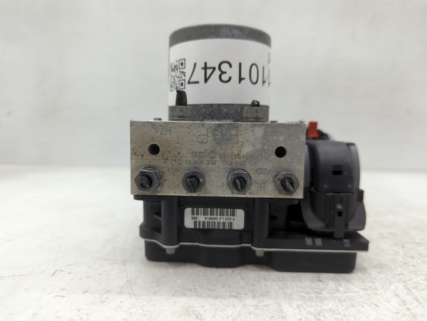 2014-2017 Audi A5 ABS Pump Control Module Replacement P/N:8K0 614 517 HA Fits Fits 2014 2015 2016 2017 OEM Used Auto Parts -