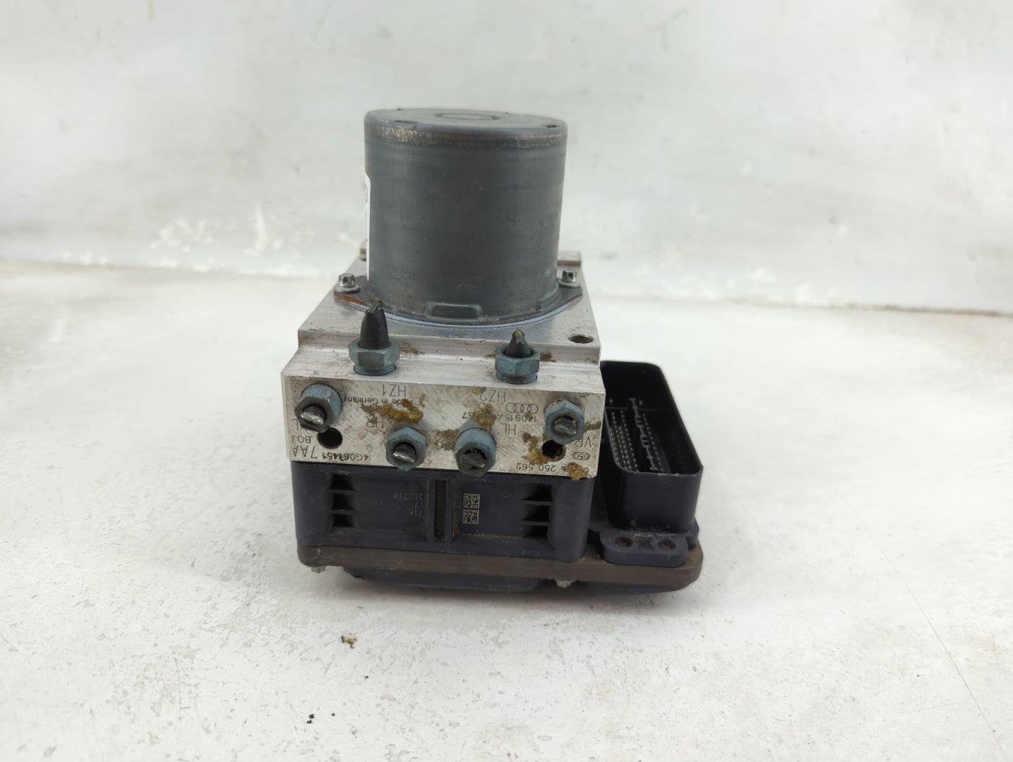 2015 Audi A7 ABS Pump Control Module Replacement P/N:4G0 907 379 L Fits OEM Used Auto Parts - Oemusedautoparts1.com