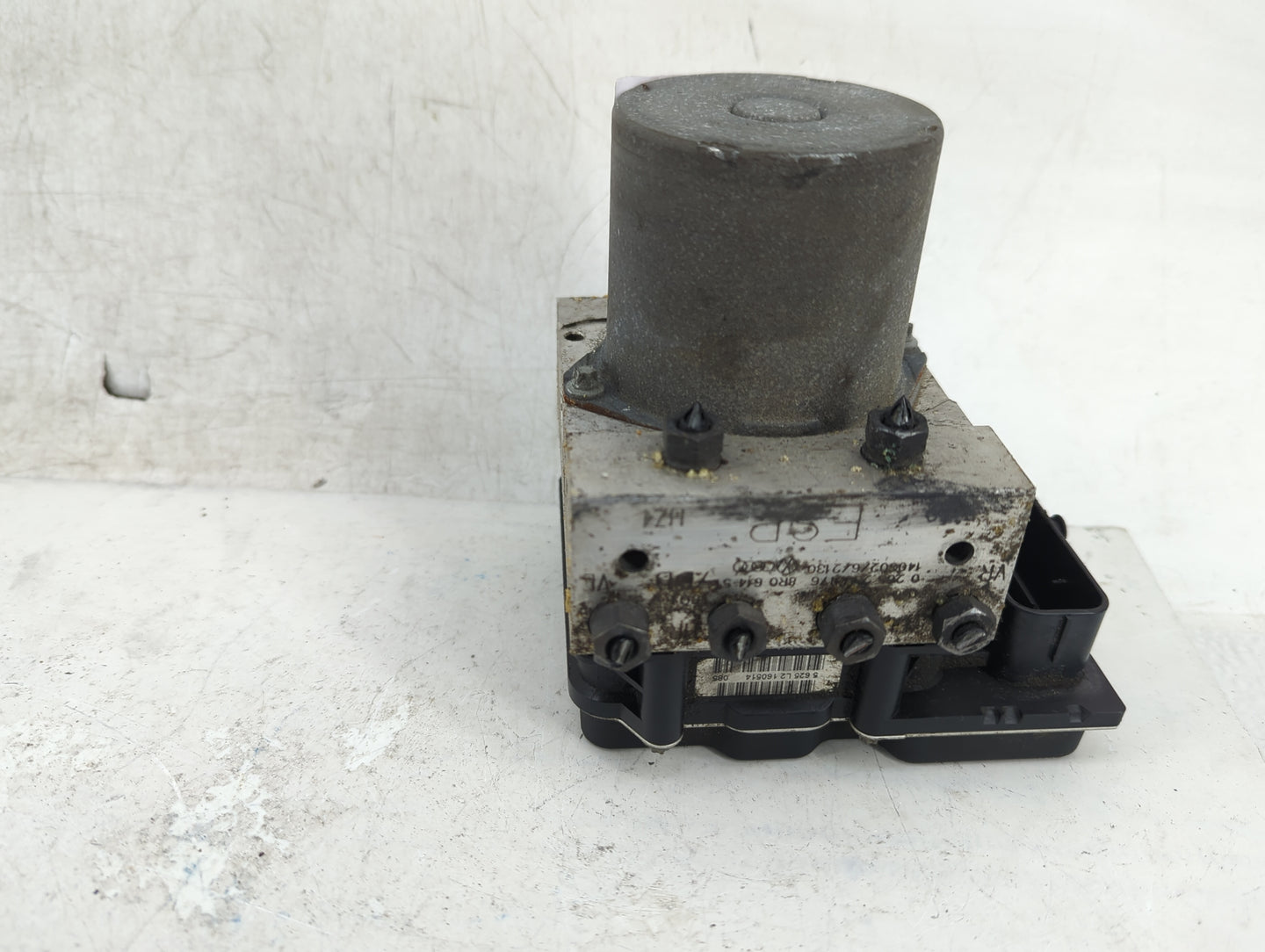 2013-2016 Audi Q5 ABS Pump Control Module Replacement P/N:8R0 907 379 AS Fits Fits 2013 2014 2015 2016 OEM Used Auto Parts -