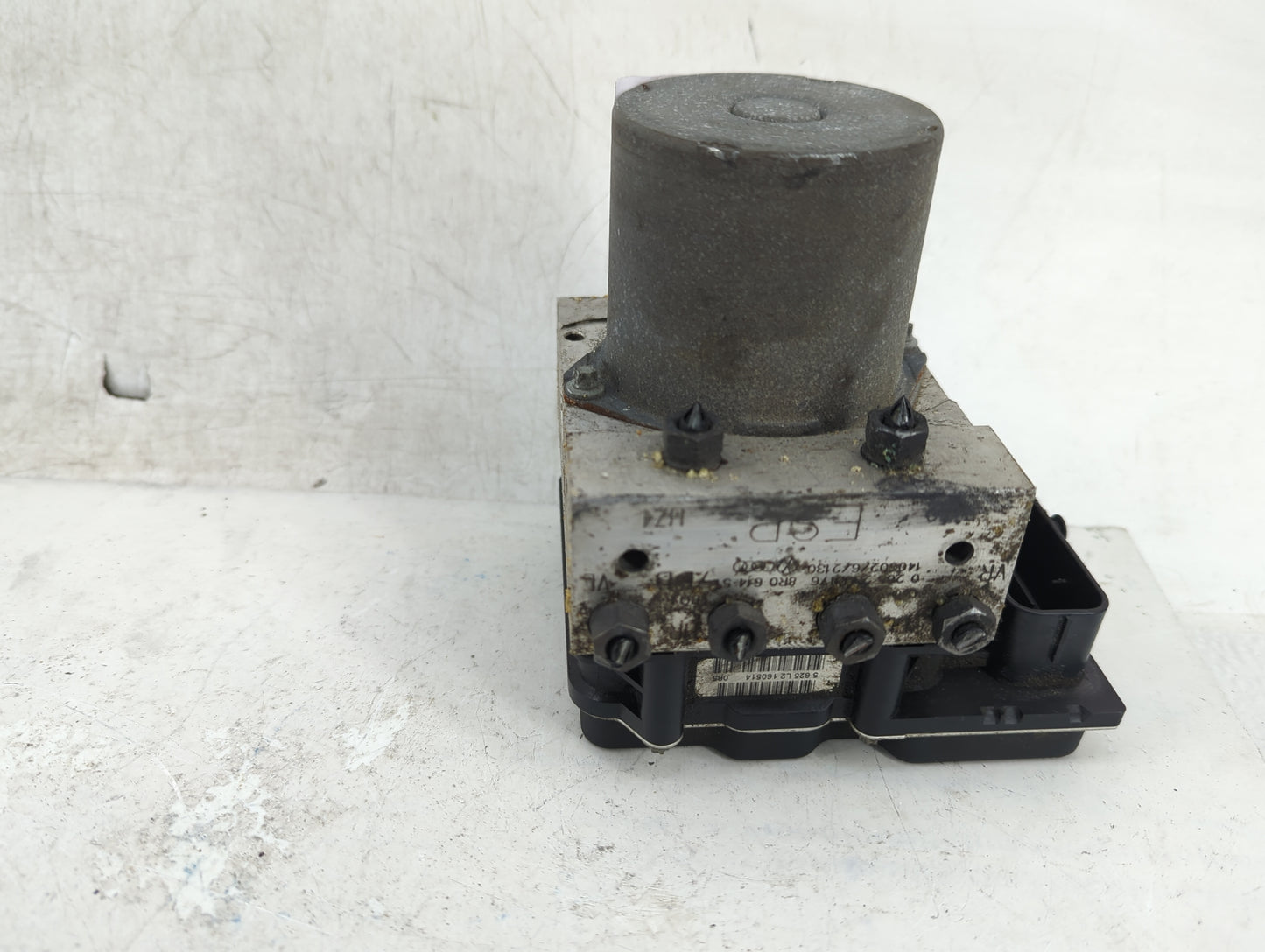 2013-2016 Audi Q5 ABS Pump Control Module Replacement P/N:8R0 907 379 AS Fits Fits 2013 2014 2015 2016 OEM Used Auto Parts -