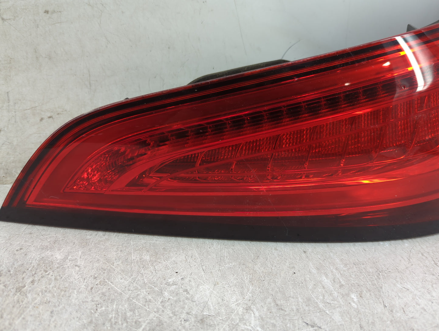 2013-2017 Audi Q5 Tail Light Assembly Passenger Right OEM P/N:8R0 945 094 D 21240202 Fits Fits 2013 2014 2015 2016 2017 OEM 