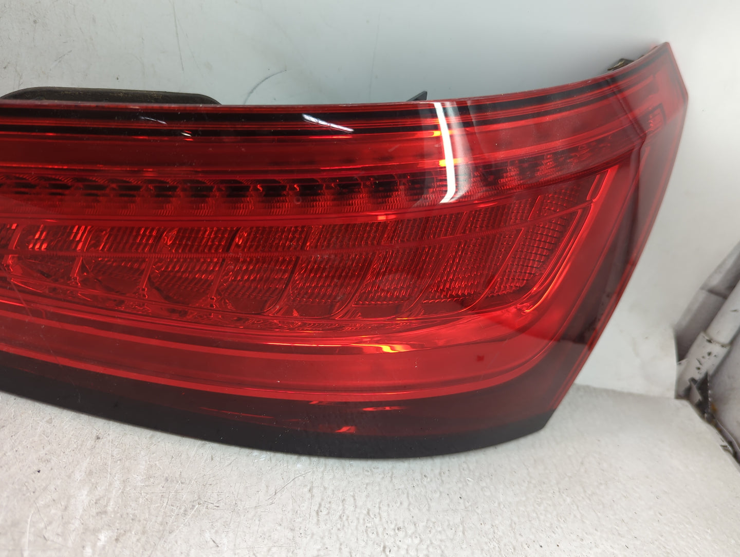 2013-2017 Audi Q5 Tail Light Assembly Passenger Right OEM P/N:8R0 945 094 D 21240202 Fits Fits 2013 2014 2015 2016 2017 OEM 