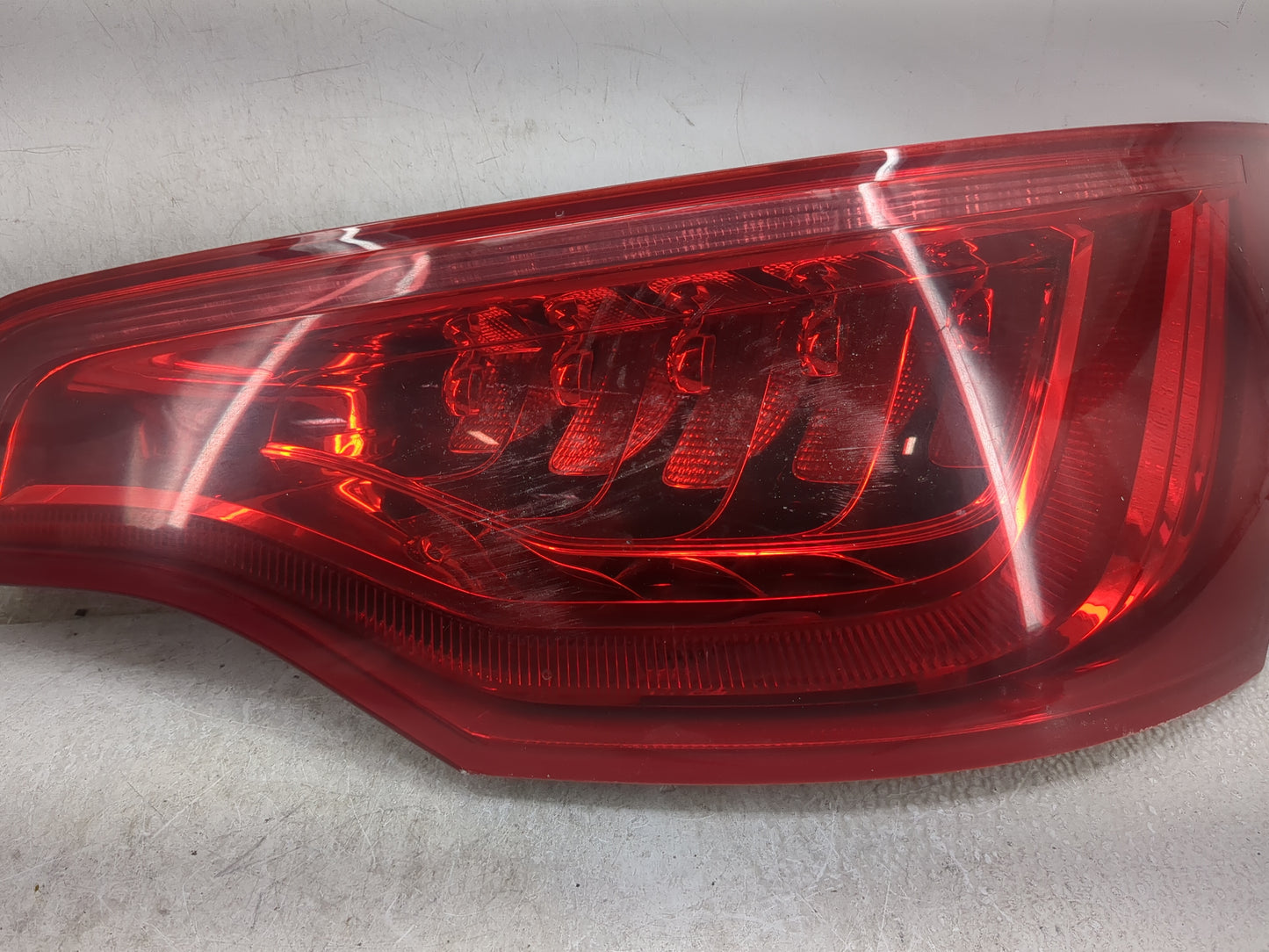 2010-2015 Audi Q7 Tail Light Assembly Passenger Right OEM P/N:21520202 Fits Fits 2010 2011 2012 2013 2014 2015 OEM Used Auto