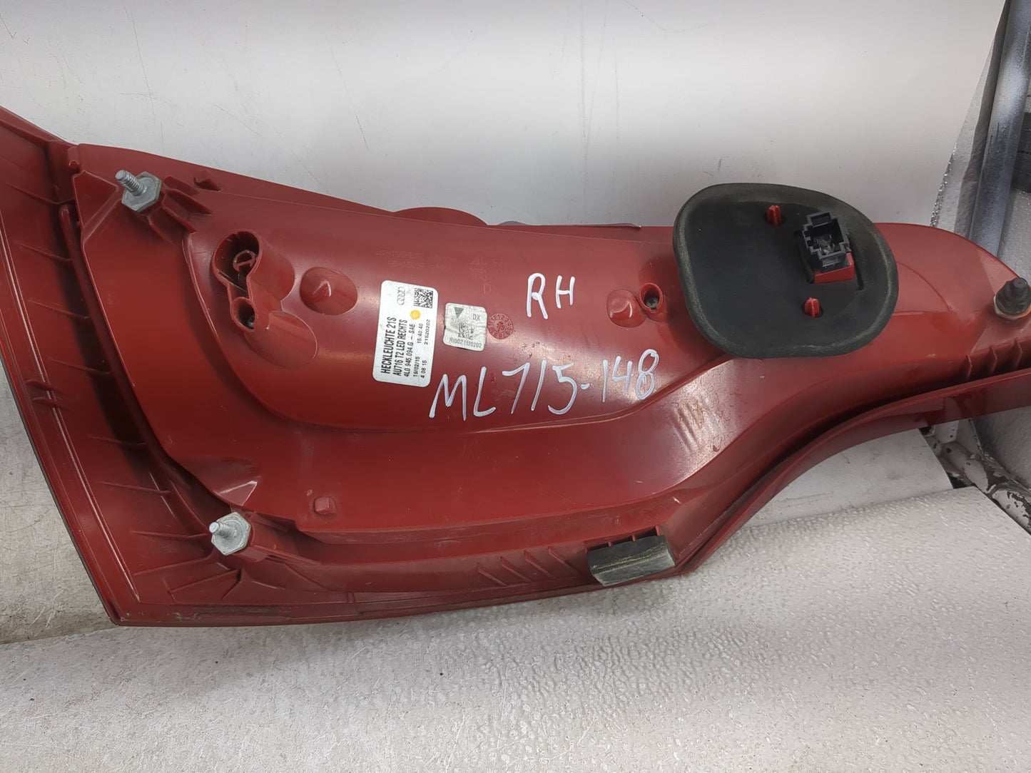 2010-2015 Audi Q7 Tail Light Assembly Passenger Right OEM P/N:21520202 Fits Fits 2010 2011 2012 2013 2014 2015 OEM Used Auto