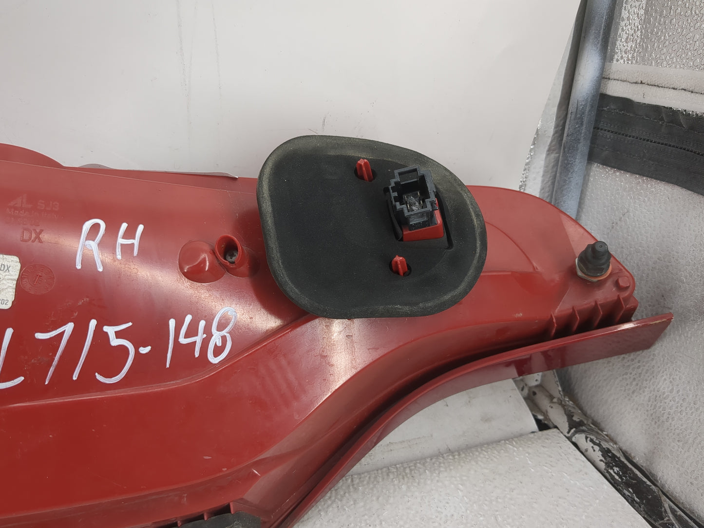 2010-2015 Audi Q7 Tail Light Assembly Passenger Right OEM P/N:21520202 Fits Fits 2010 2011 2012 2013 2014 2015 OEM Used Auto