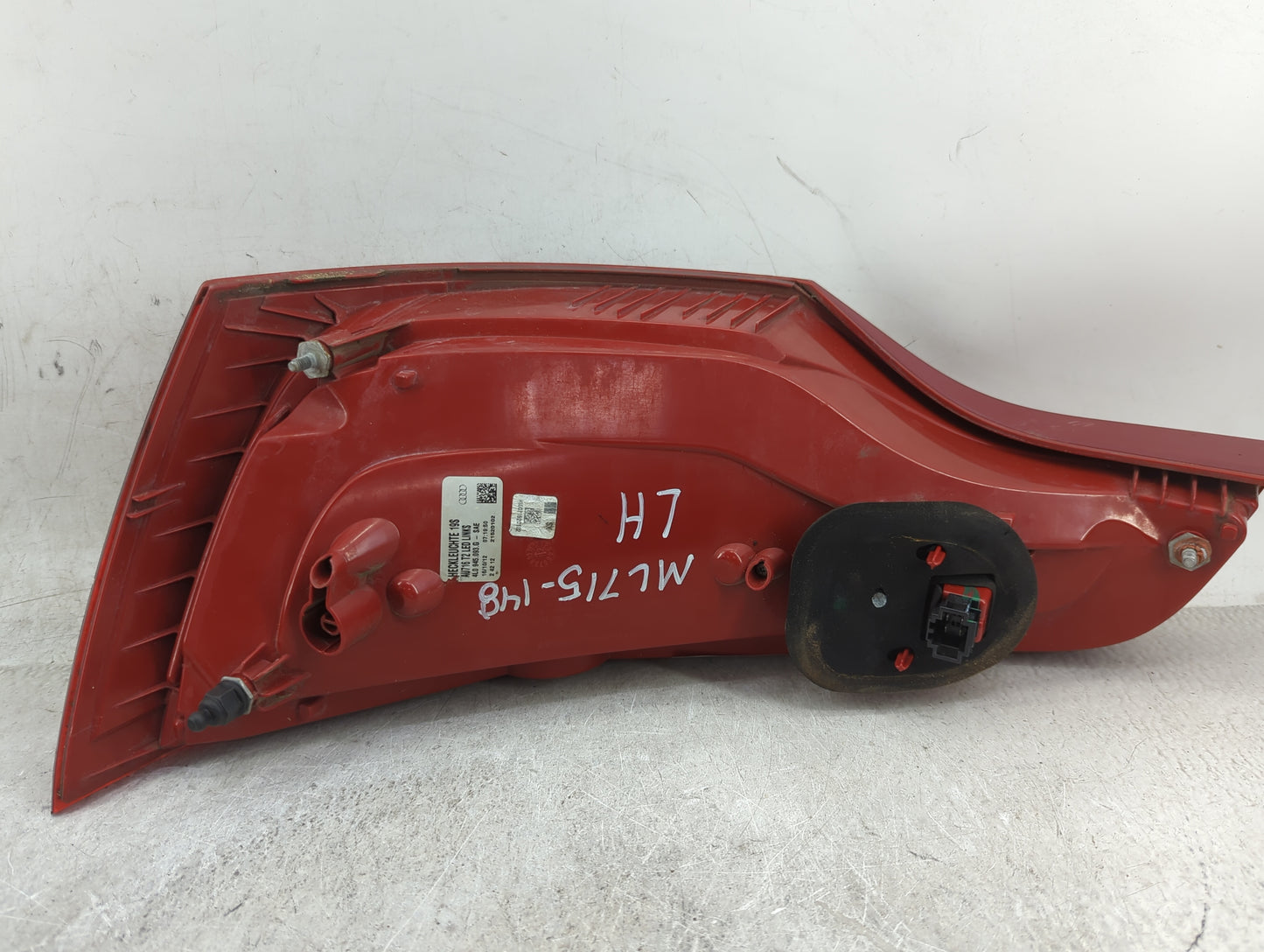 2010-2015 Audi Q7 Tail Light Assembly Driver Left OEM P/N:21520102 4L0 945 093 G Fits Fits 2010 2011 2012 2013 2014 2015 OEM