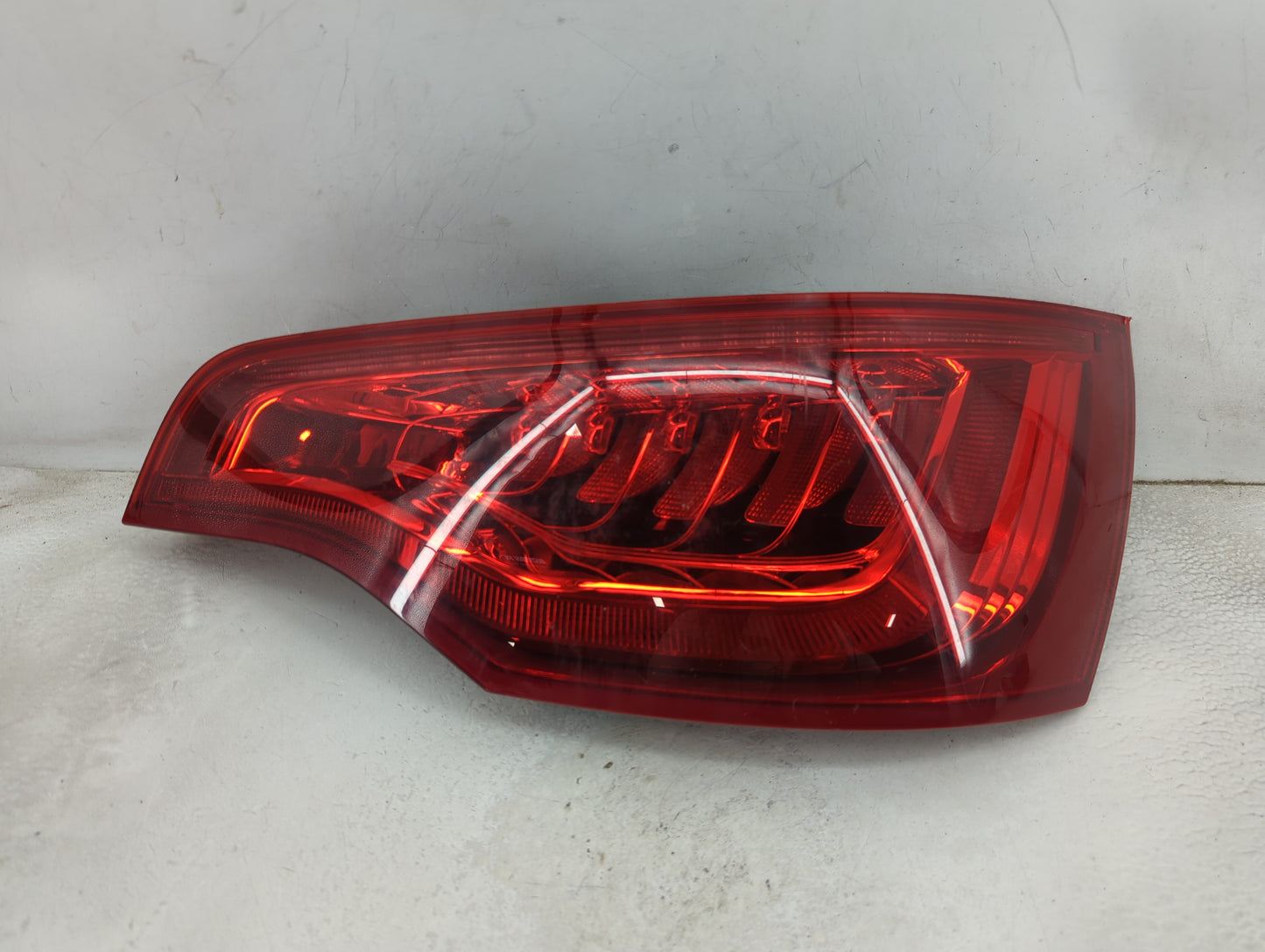 2010-2015 Audi Q7 Tail Light Assembly Passenger Right OEM P/N:4L0 945 094 G Fits Fits 2010 2011 2012 2013 2014 2015 OEM Used