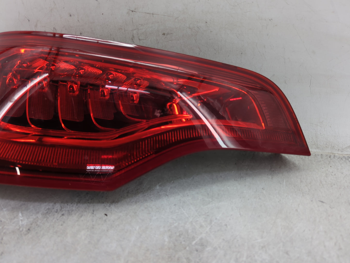 2010-2015 Audi Q7 Tail Light Assembly Driver Left OEM P/N:21520102 4L0 945 093-SAE Fits Fits 2010 2011 2012 2013 2014 2015 O