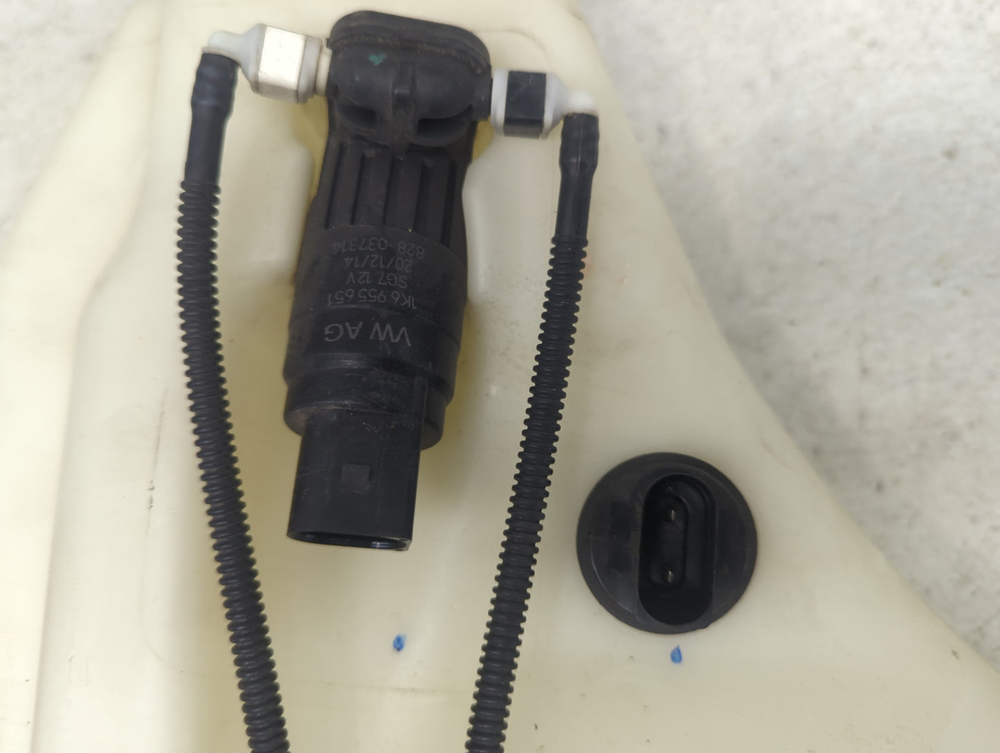 2010-2015 Audi Q7 Windshield Washer Fluid Reservoir Bottle Oem 1473577 - Oemusedautoparts1.com