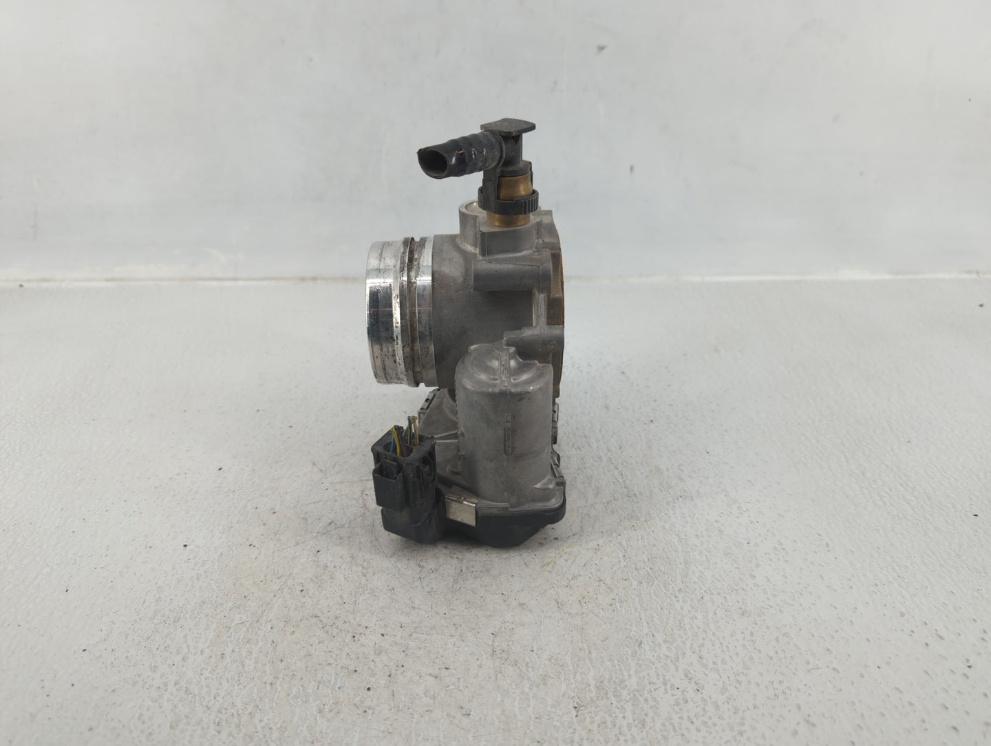2012-2018 Bmw 320i Throttle Body P/N:1354 7588625 Fits Fits 2012 2013 2014 2015 2016 2017 2018 OEM Used Auto Parts - Oemused