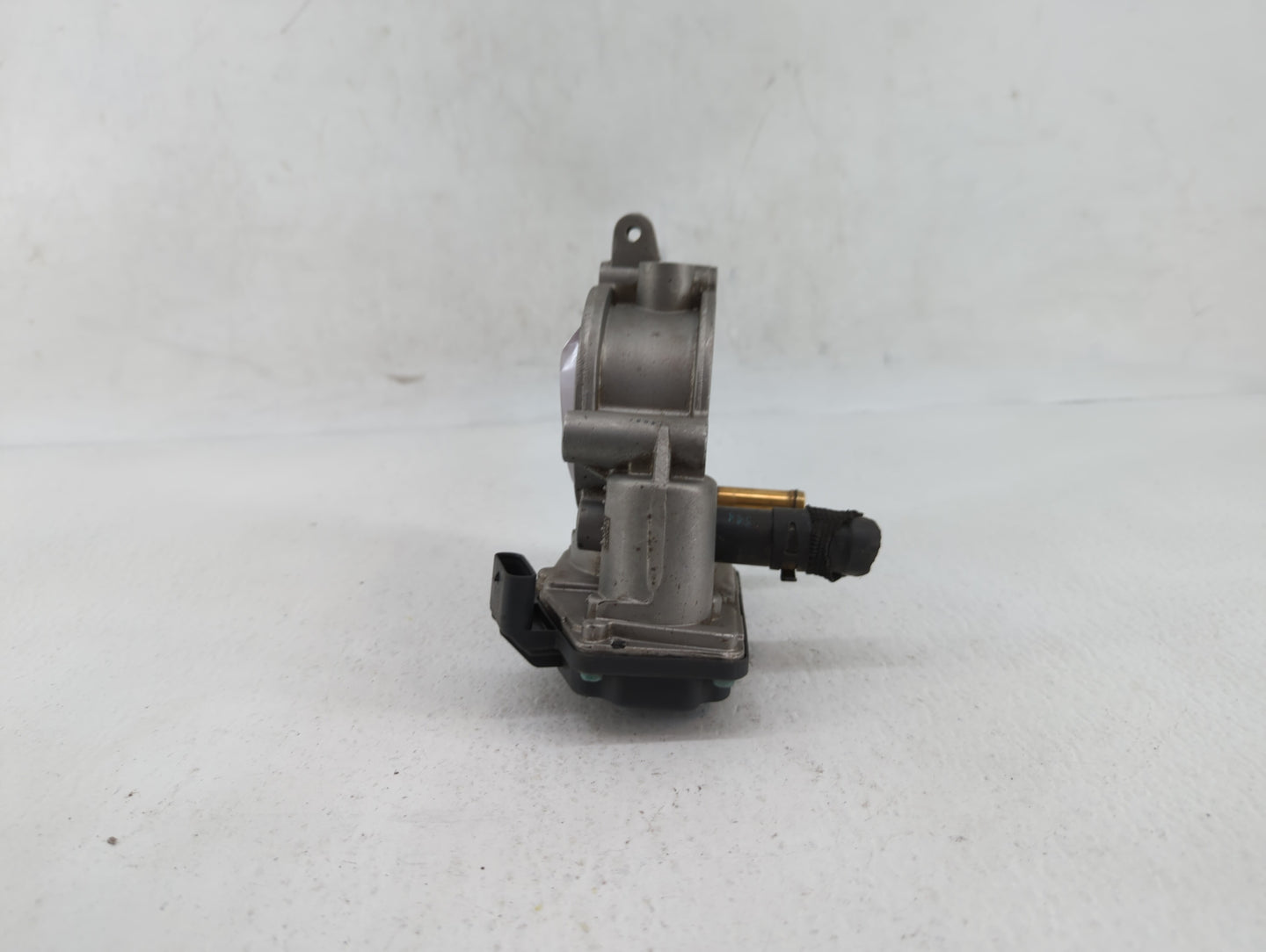 2014-2019 Bmw I8 Throttle Body P/N:A2C82681600 7 629 908 Fits Fits 2014 2015 2016 2017 2019 OEM Used Auto Parts - Oemusedaut