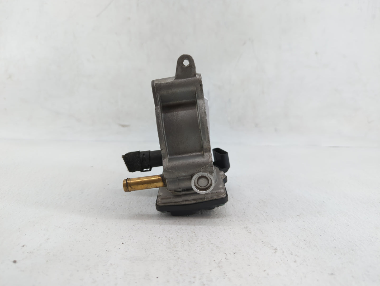 2014-2019 Bmw I8 Throttle Body P/N:A2C82681600 7 629 908 Fits Fits 2014 2015 2016 2017 2019 OEM Used Auto Parts - Oemusedaut
