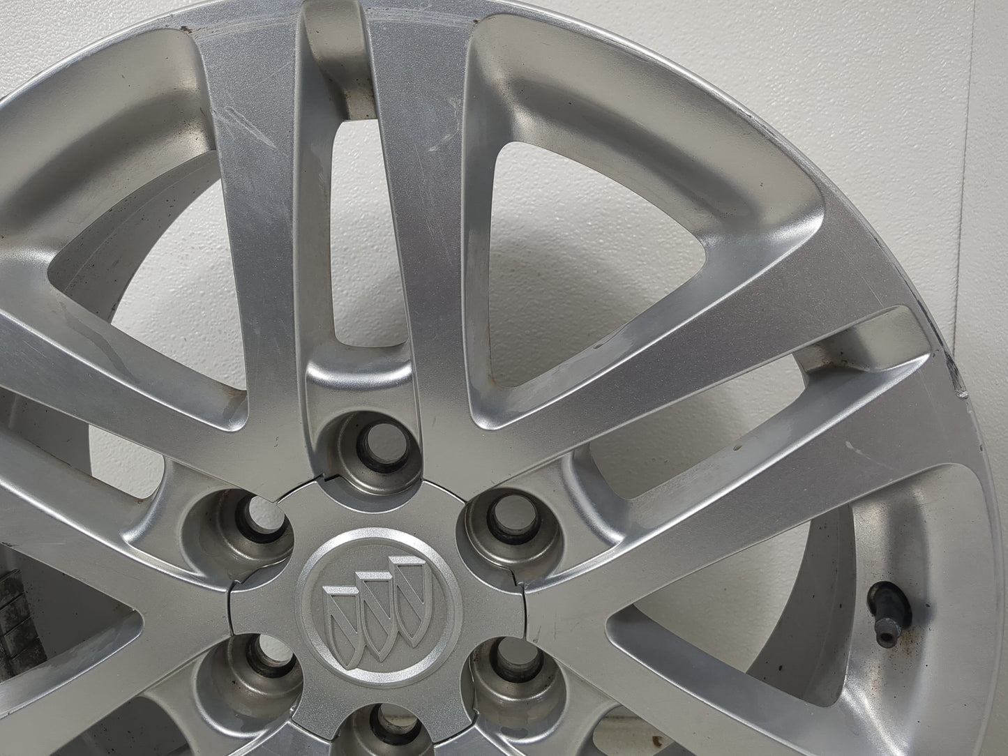 2015 Buick Enclave Oem Wheel Rim 5000471 - Oemusedautoparts1.com