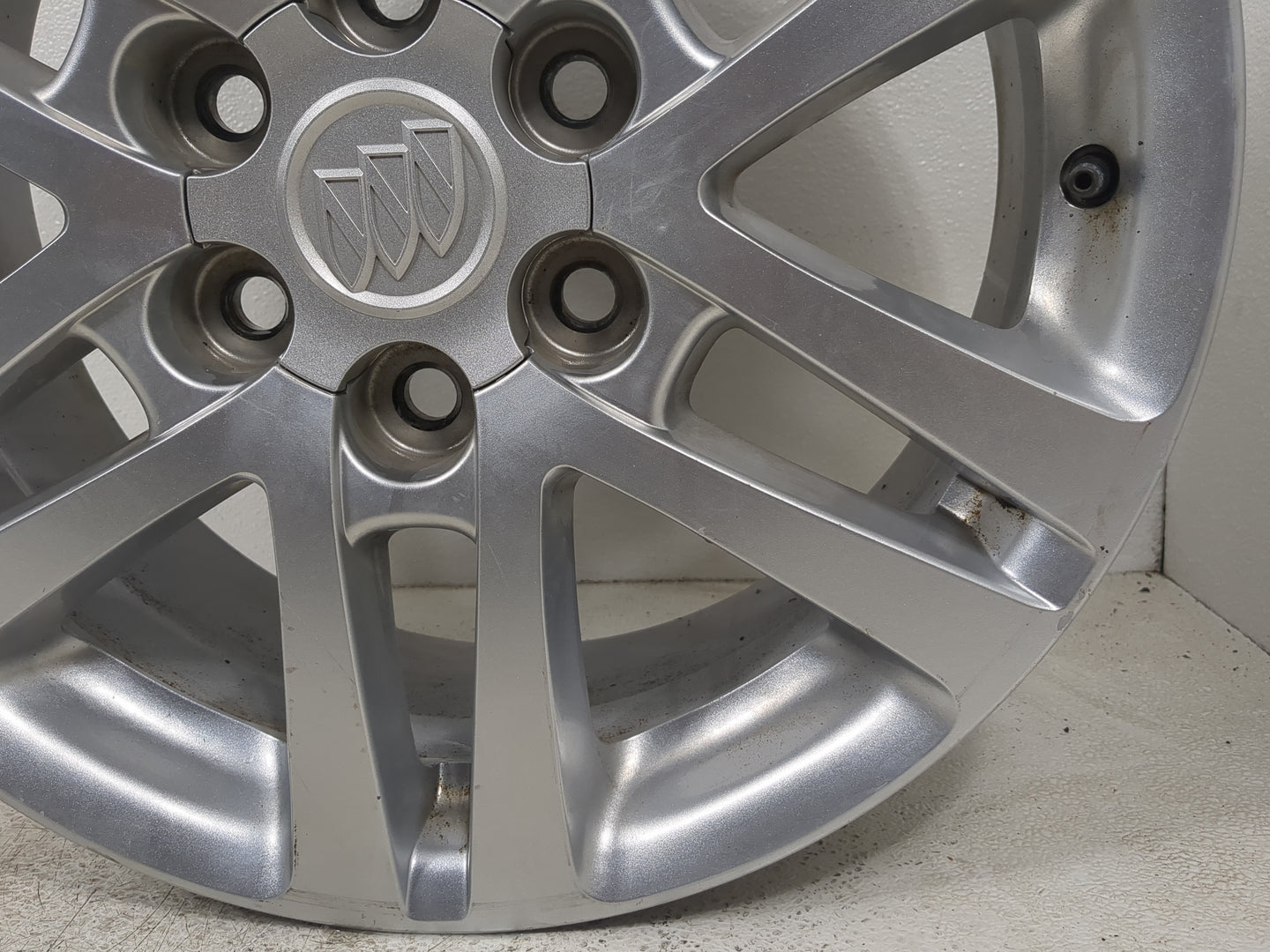 2015 Buick Enclave Oem Wheel Rim 5000471 - Oemusedautoparts1.com