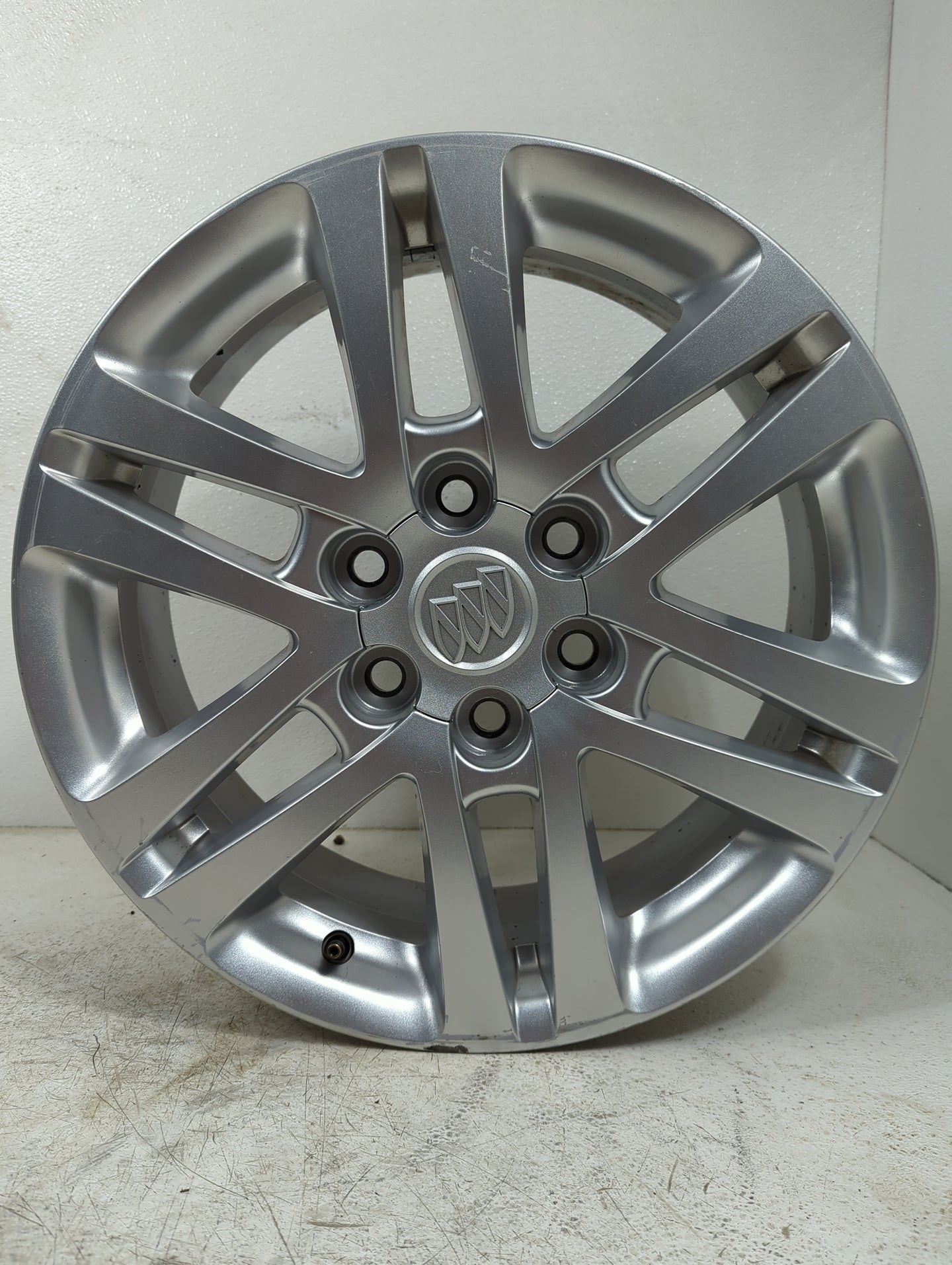 2015 Buick Enclave Oem Wheel Rim 5000472 - Oemusedautoparts1.com