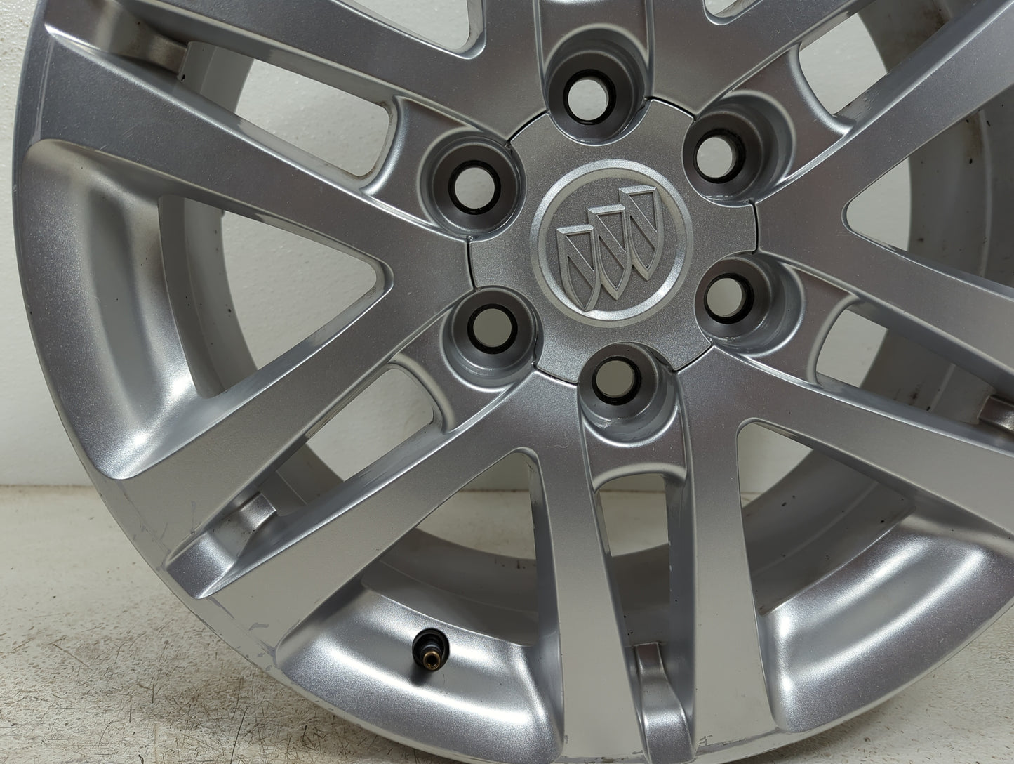 2015 Buick Enclave Oem Wheel Rim 5000472 - Oemusedautoparts1.com