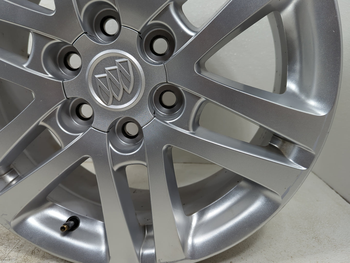 2015 Buick Enclave Oem Wheel Rim 5000472 - Oemusedautoparts1.com