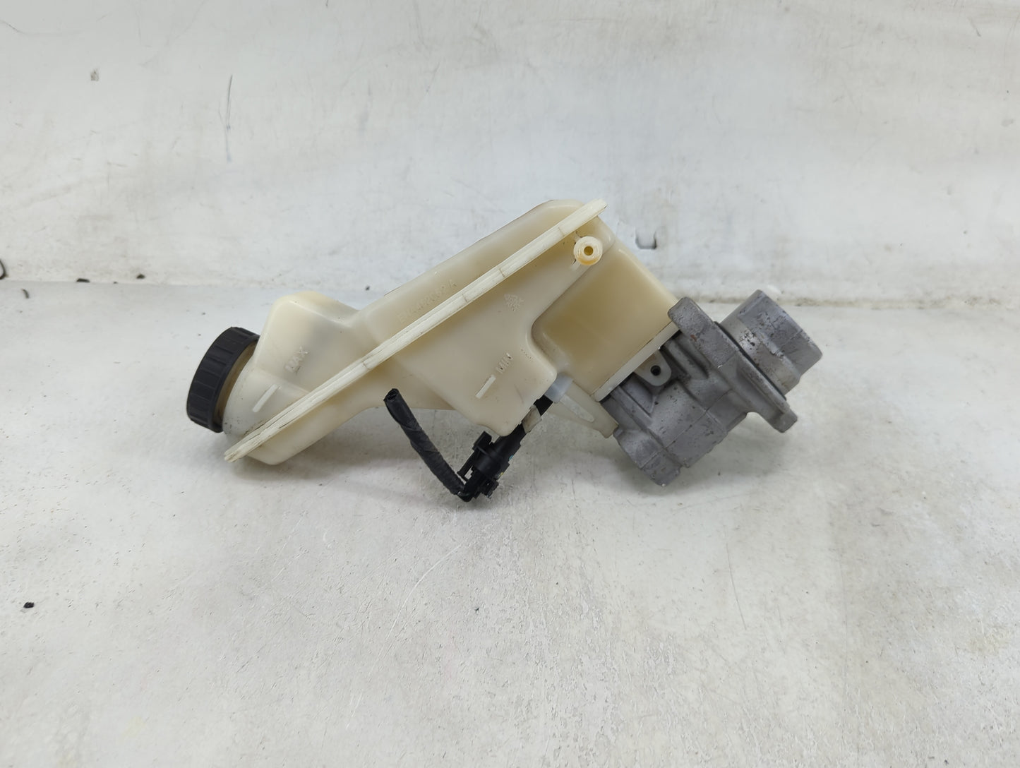 2013-2021 Buick Encore Brake Master Cylinder 1490290 - Oemusedautoparts1.com