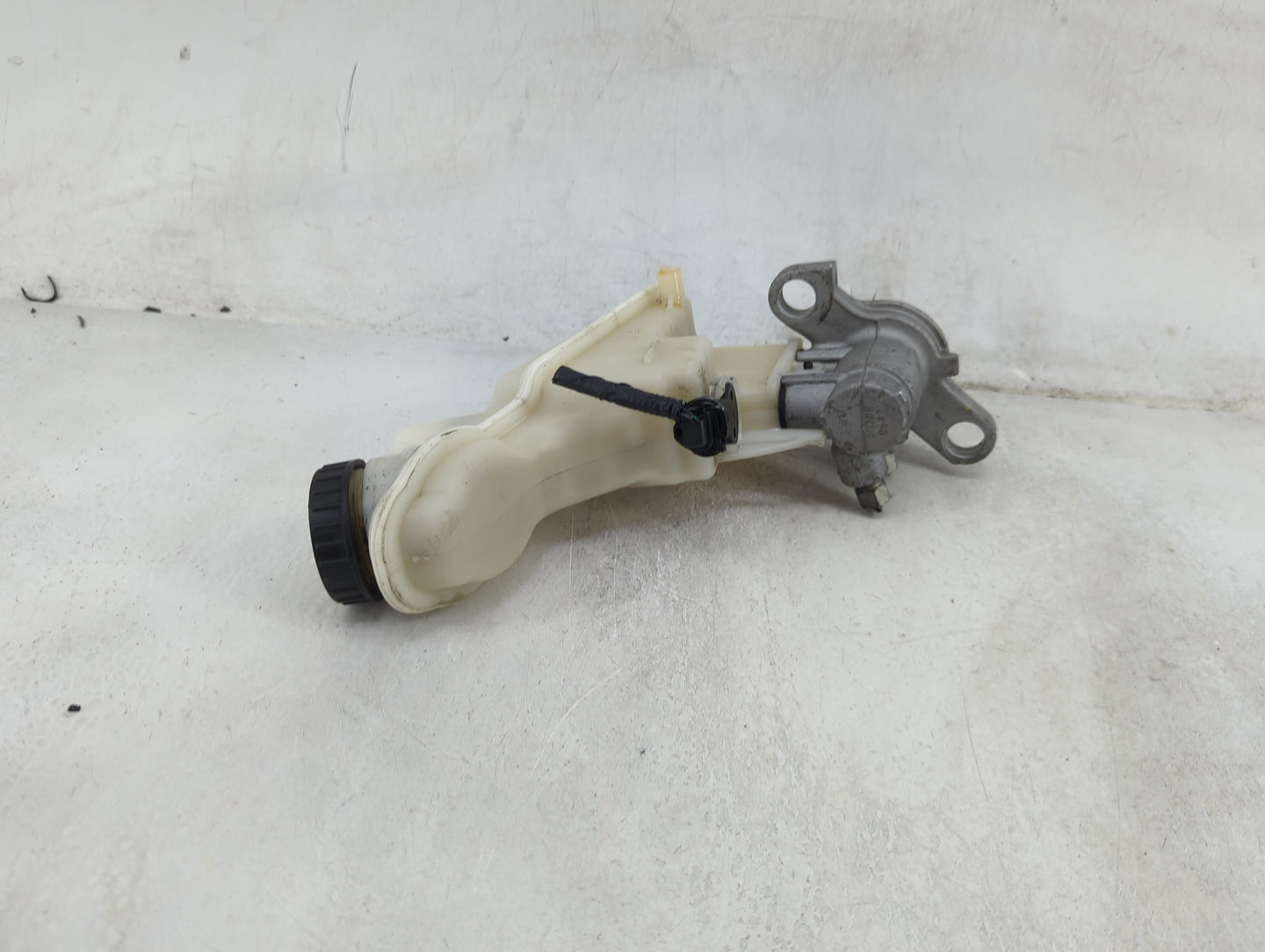 2013-2021 Buick Encore Brake Master Cylinder 1490290 - Oemusedautoparts1.com
