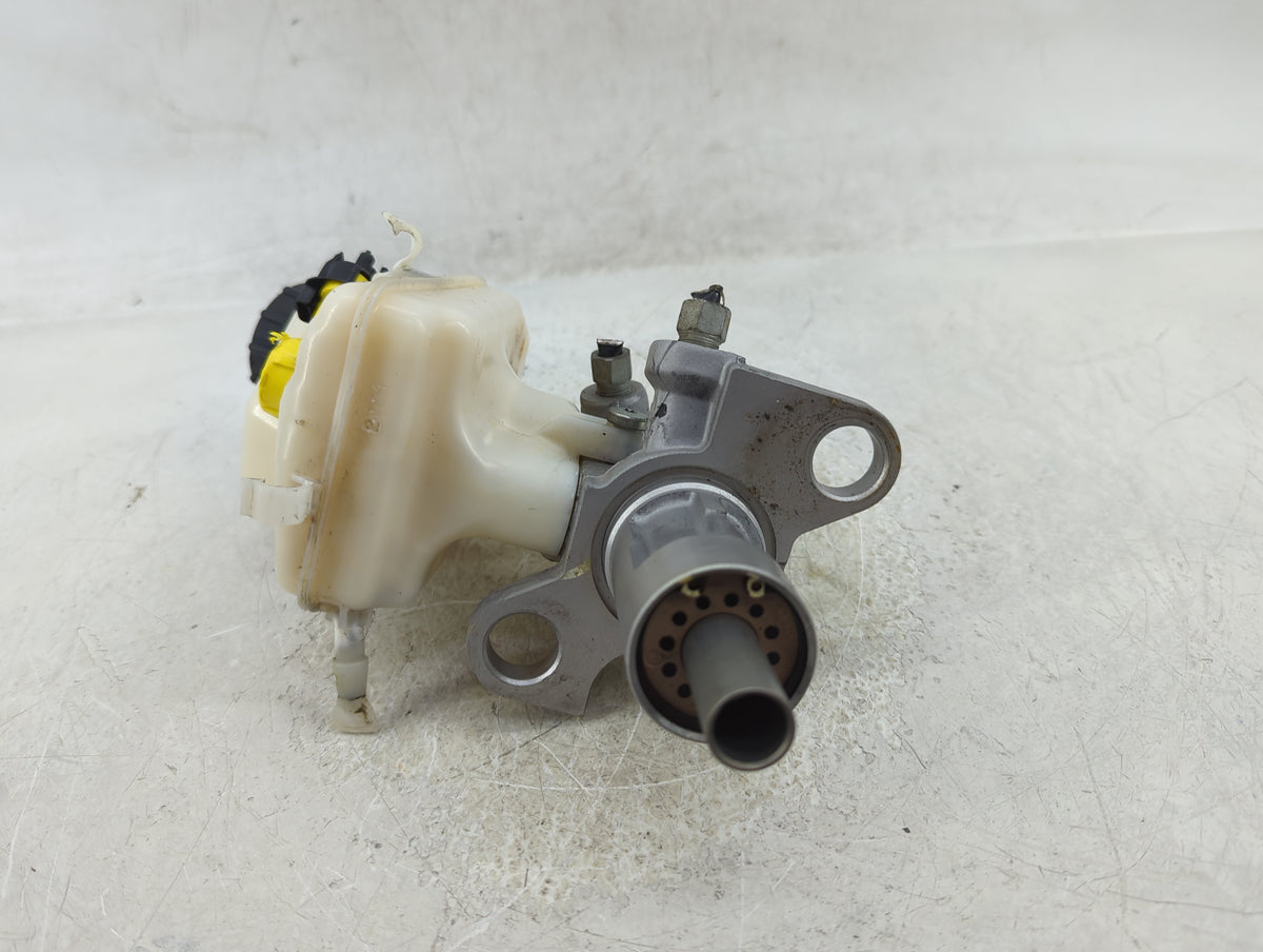 2011-2016 Buick Lacrosse Brake Master Cylinder 1383184 - Oemusedautoparts1.com