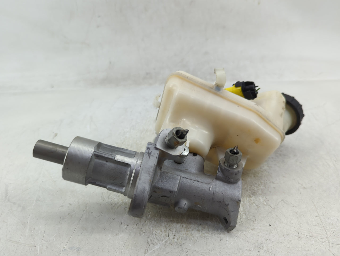2011-2016 Buick Lacrosse Brake Master Cylinder 1383184 - Oemusedautoparts1.com