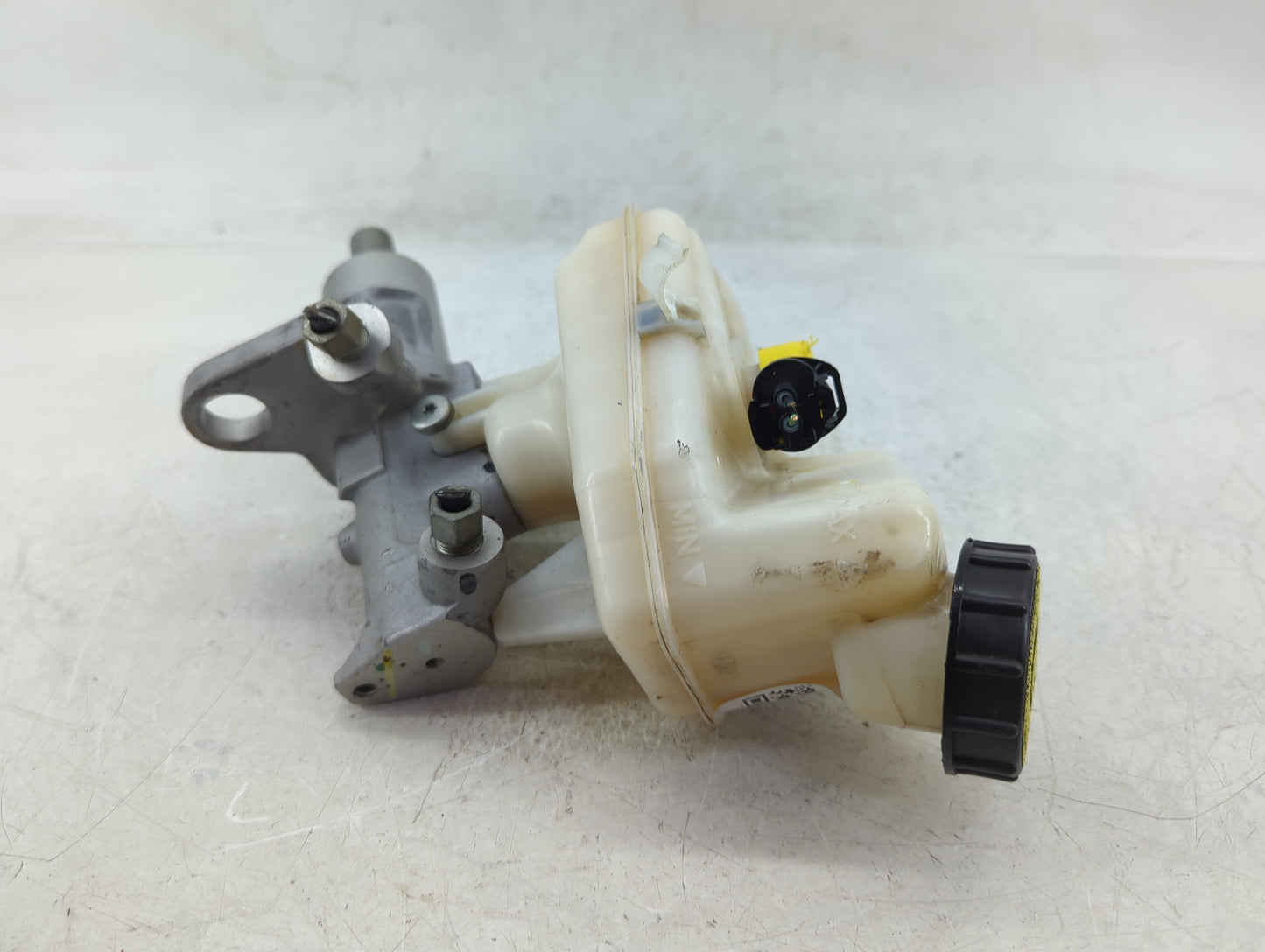 2011-2016 Buick Lacrosse Brake Master Cylinder 1383184 - Oemusedautoparts1.com