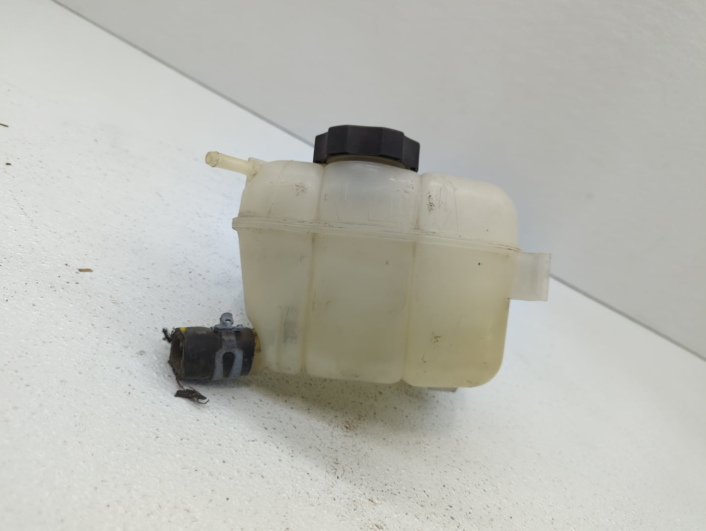 2010-2016 Buick Lacrosse Radiator Coolant Overflow Expansion Tank Bottle 384600 - Oemusedautoparts1.com