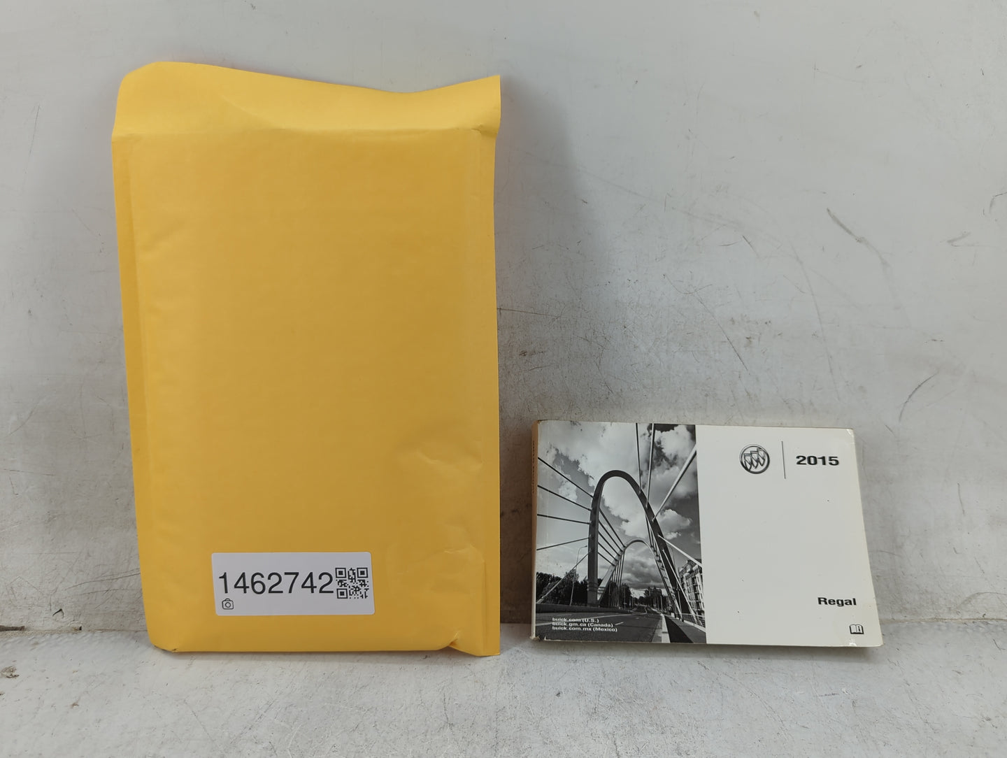 2015 Buick Regal Owners Manual Book Guide P/N:22941512 OEM Used Auto Parts - Oemusedautoparts1.com