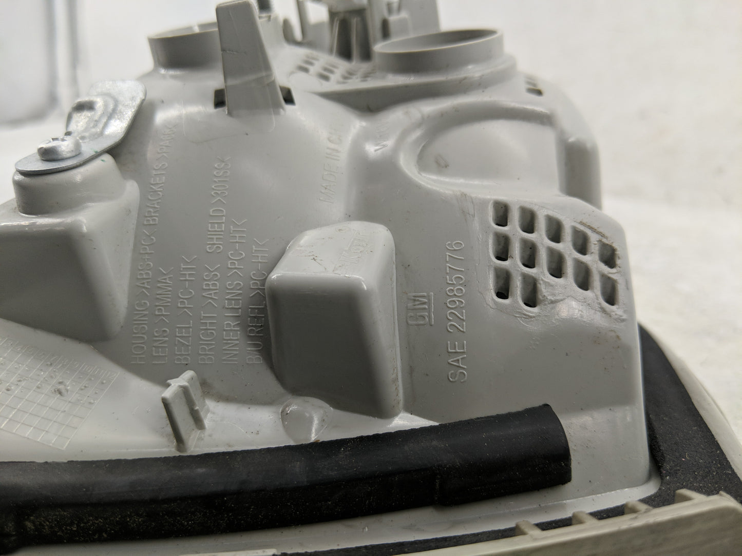 2015 Buick Verano Passenger Right Side Deck Lid Mounted Tail Light - Oemusedautoparts1.com