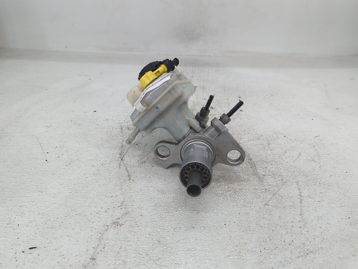 2012-2017 Buick Verano Brake Master Cylinder - Oemusedautoparts1.com
