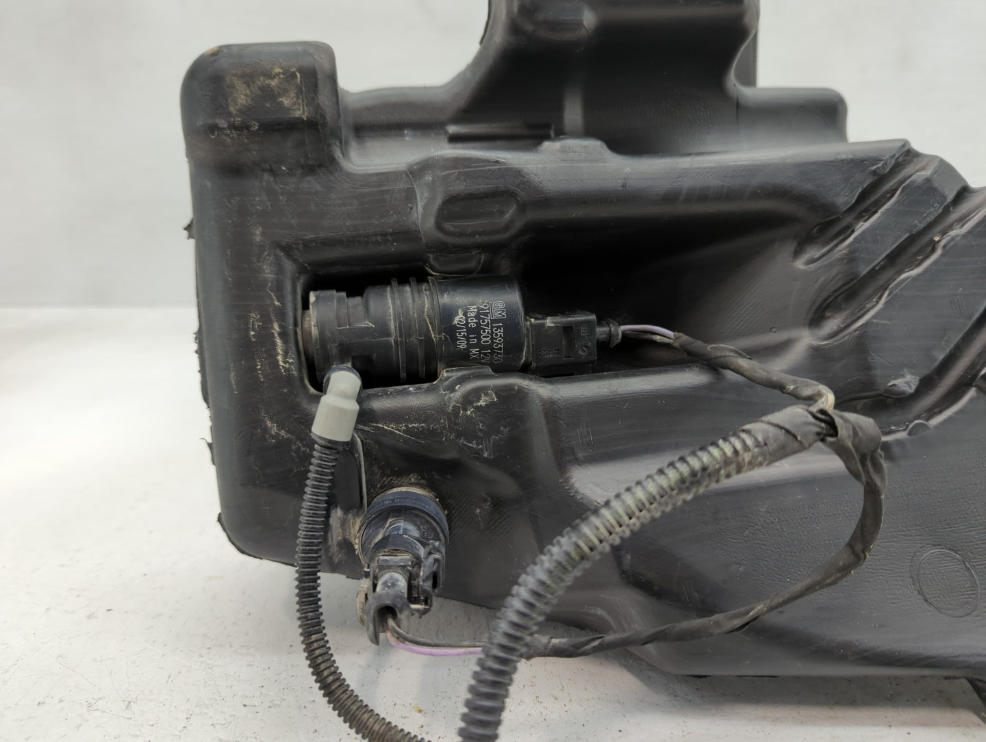 2014-2017 Buick Verano Windshield Washer Fluid Reservoir Bottle Oem - Oemusedautoparts1.com