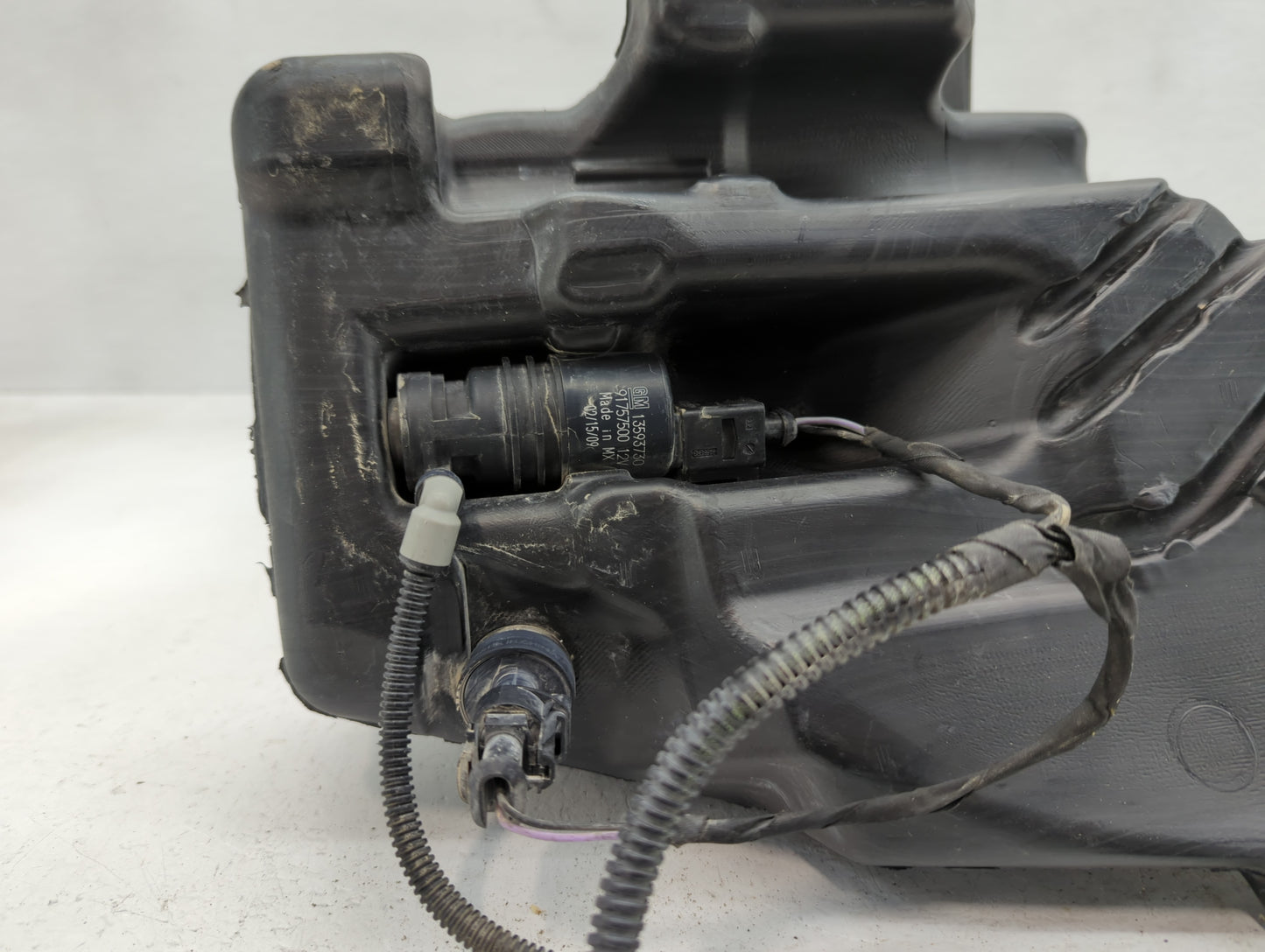 2014-2017 Buick Verano Windshield Washer Fluid Reservoir Bottle Oem - Oemusedautoparts1.com
