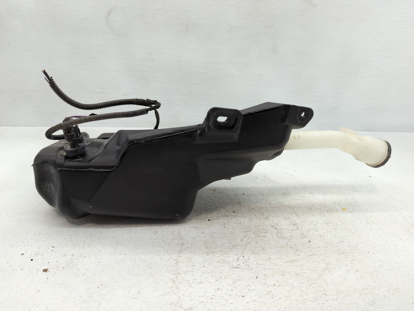 2014-2017 Buick Verano Windshield Washer Fluid Reservoir Bottle Oem - Oemusedautoparts1.com