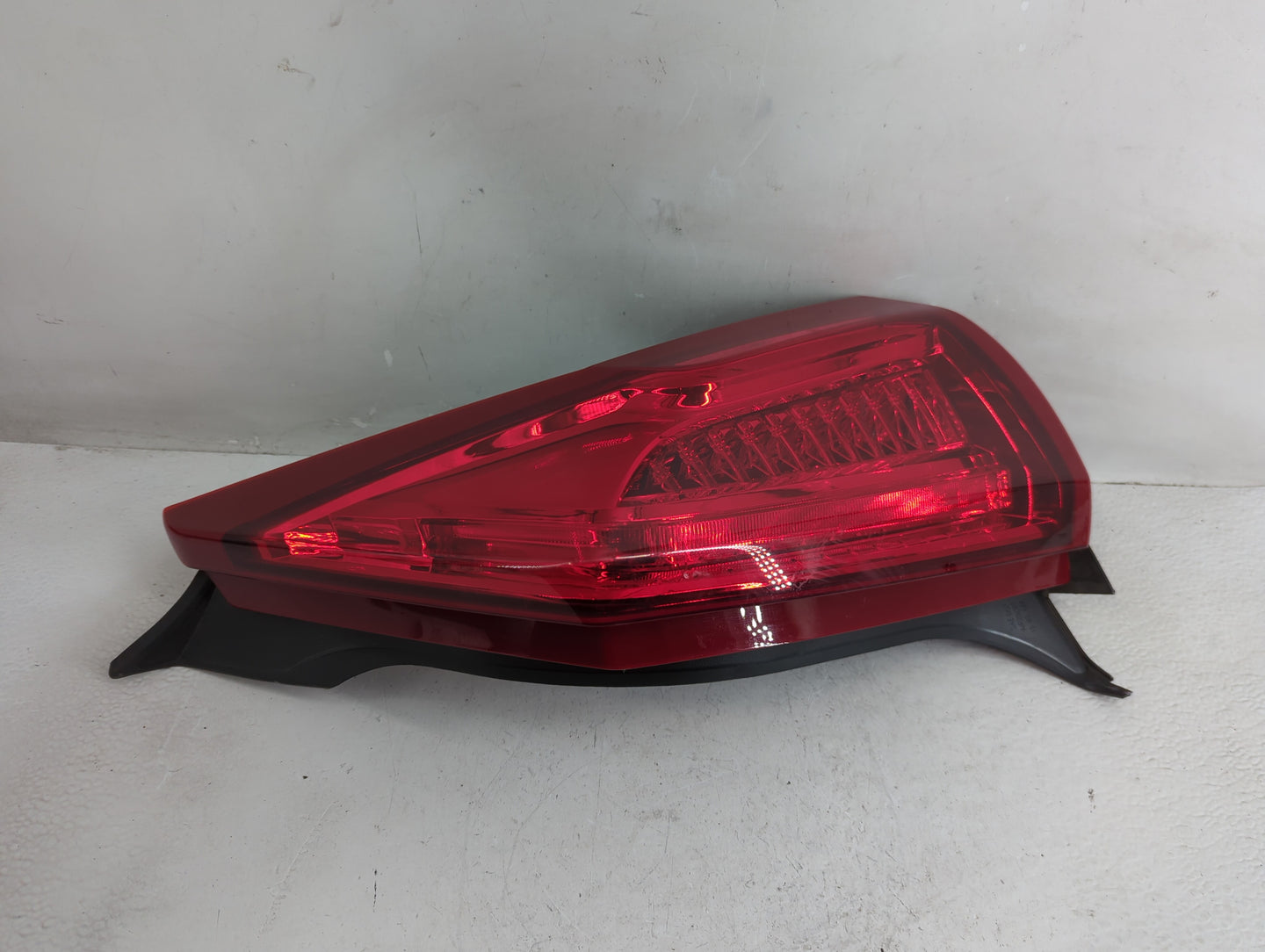 2015-2018 Cadillac Ats Tail Light Assembly Passenger Right OEM P/N:604706382 23262478 Fits Fits 2015 2016 2018 OEM Used Auto