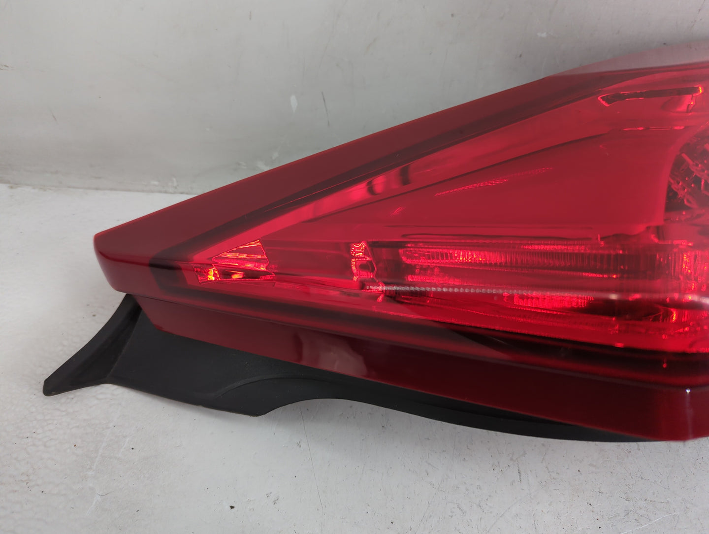 2015-2018 Cadillac Ats Tail Light Assembly Passenger Right OEM P/N:604706382 23262478 Fits Fits 2015 2016 2018 OEM Used Auto