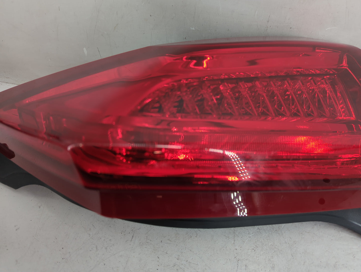 2015-2018 Cadillac Ats Tail Light Assembly Passenger Right OEM P/N:604706382 23262478 Fits Fits 2015 2016 2018 OEM Used Auto