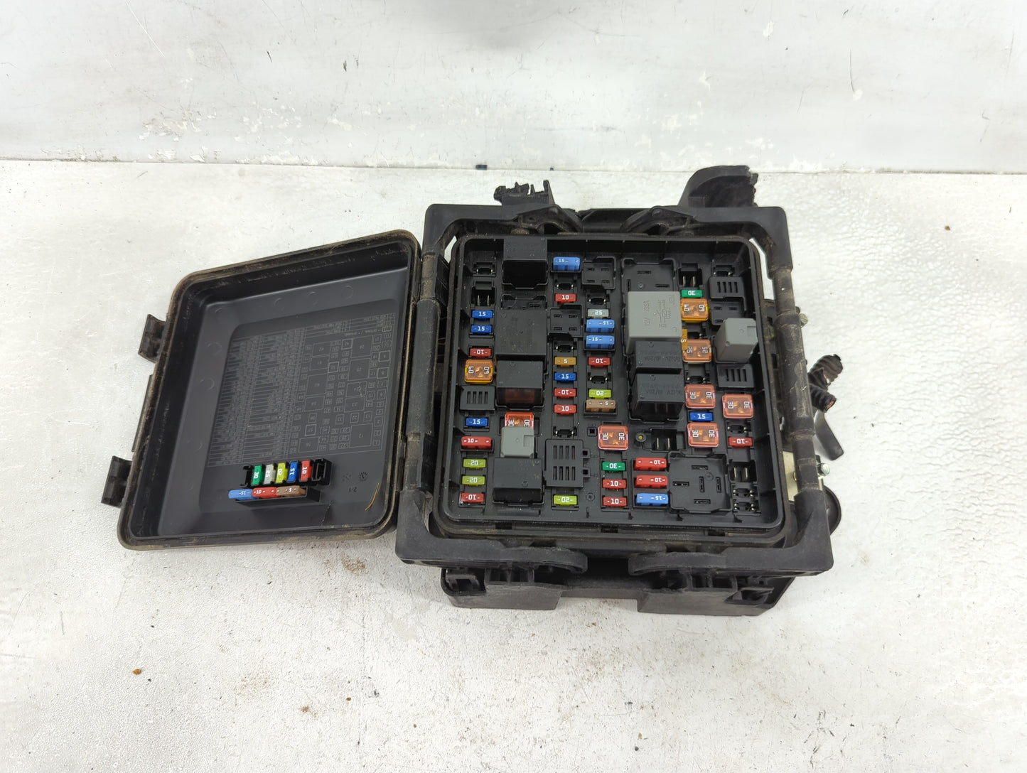 2015 Cadillac Ats Fusebox Fuse Box Panel Relay Module Fits OEM Used Auto Parts - Oemusedautoparts1.com