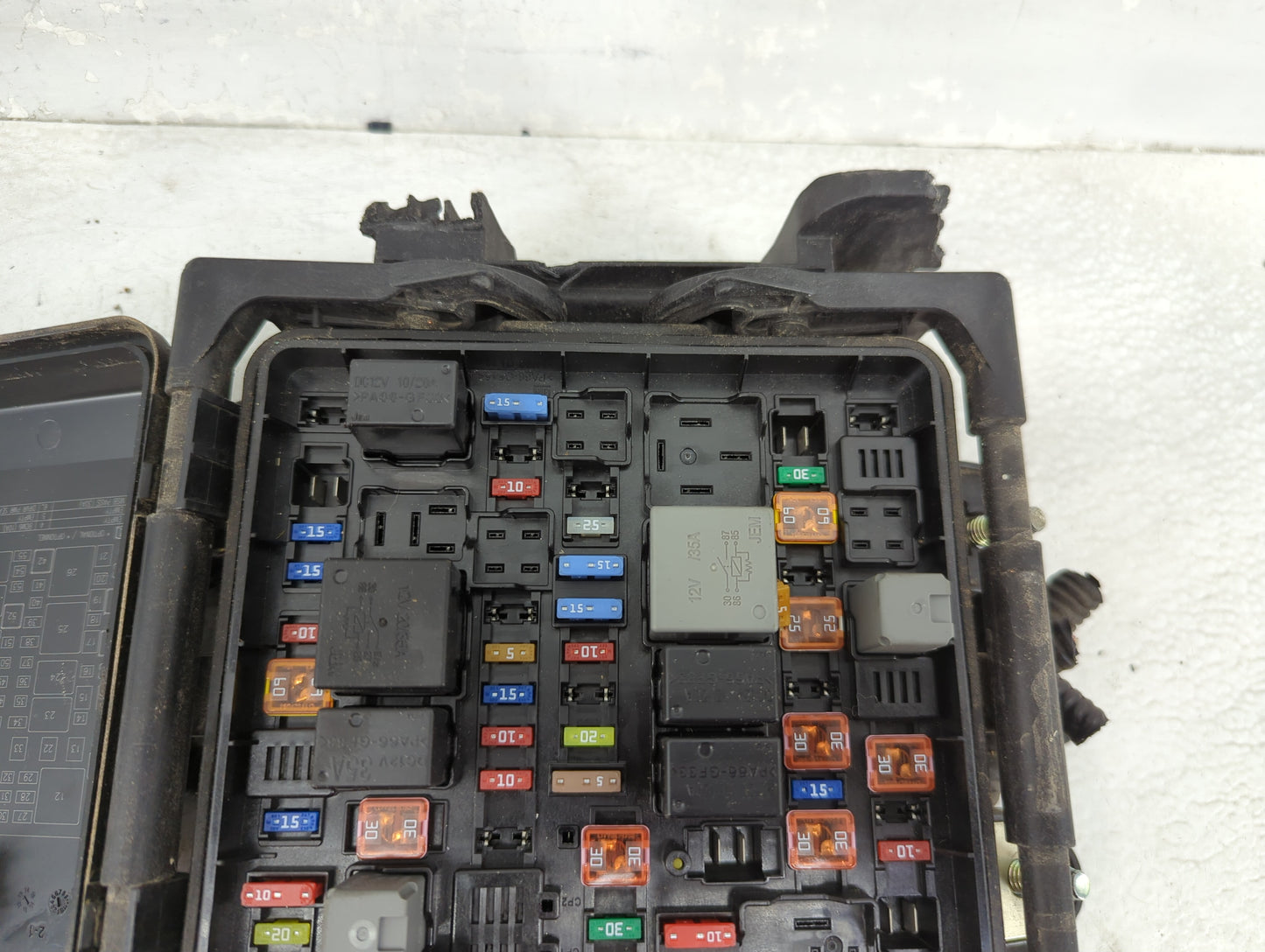 2015 Cadillac Ats Fusebox Fuse Box Panel Relay Module Fits OEM Used Auto Parts - Oemusedautoparts1.com