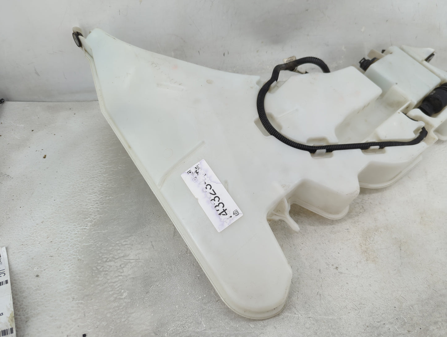 2013-2018 Cadillac Ats Windshield Washer Fluid Reservoir Bottle Oem - Oemusedautoparts1.com