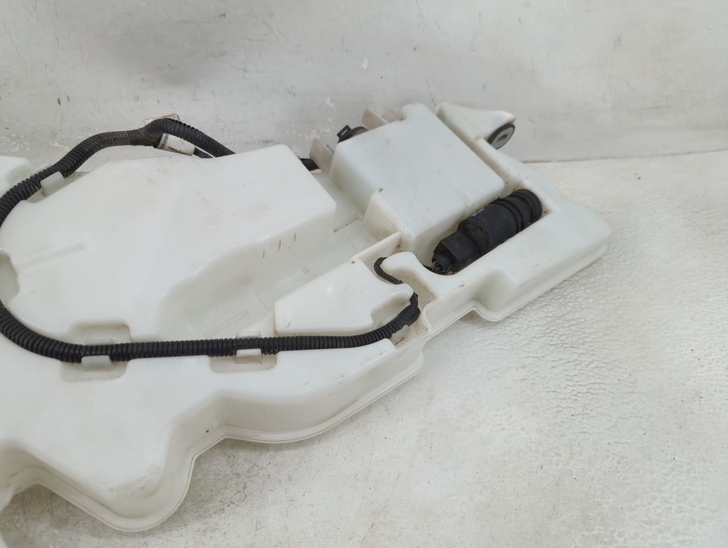 2013-2018 Cadillac Ats Windshield Washer Fluid Reservoir Bottle Oem - Oemusedautoparts1.com