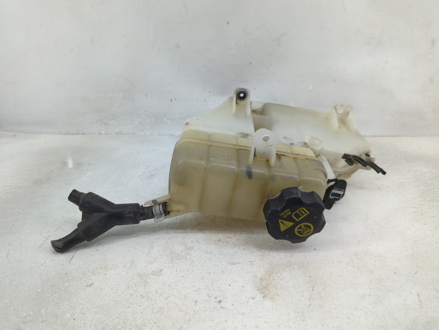 2013-2018 Cadillac Ats Radiator Coolant Overflow Expansion Tank Bottle 1433304 - Oemusedautoparts1.com