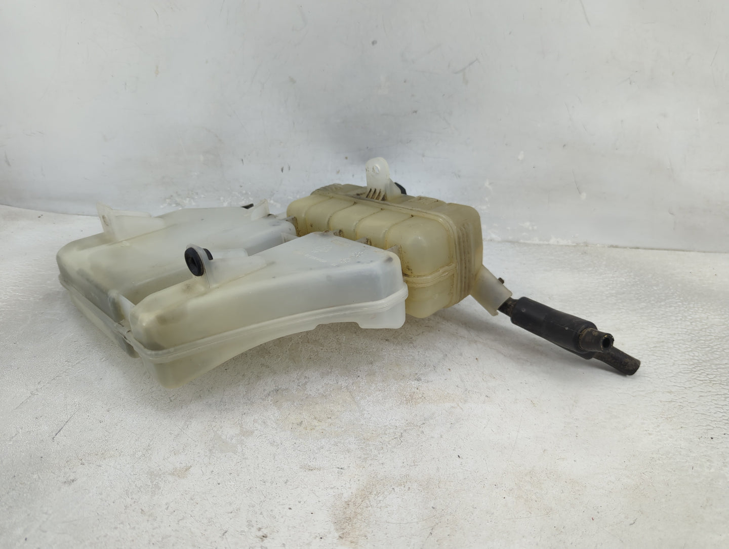 2013-2018 Cadillac Ats Radiator Coolant Overflow Expansion Tank Bottle 1433304 - Oemusedautoparts1.com