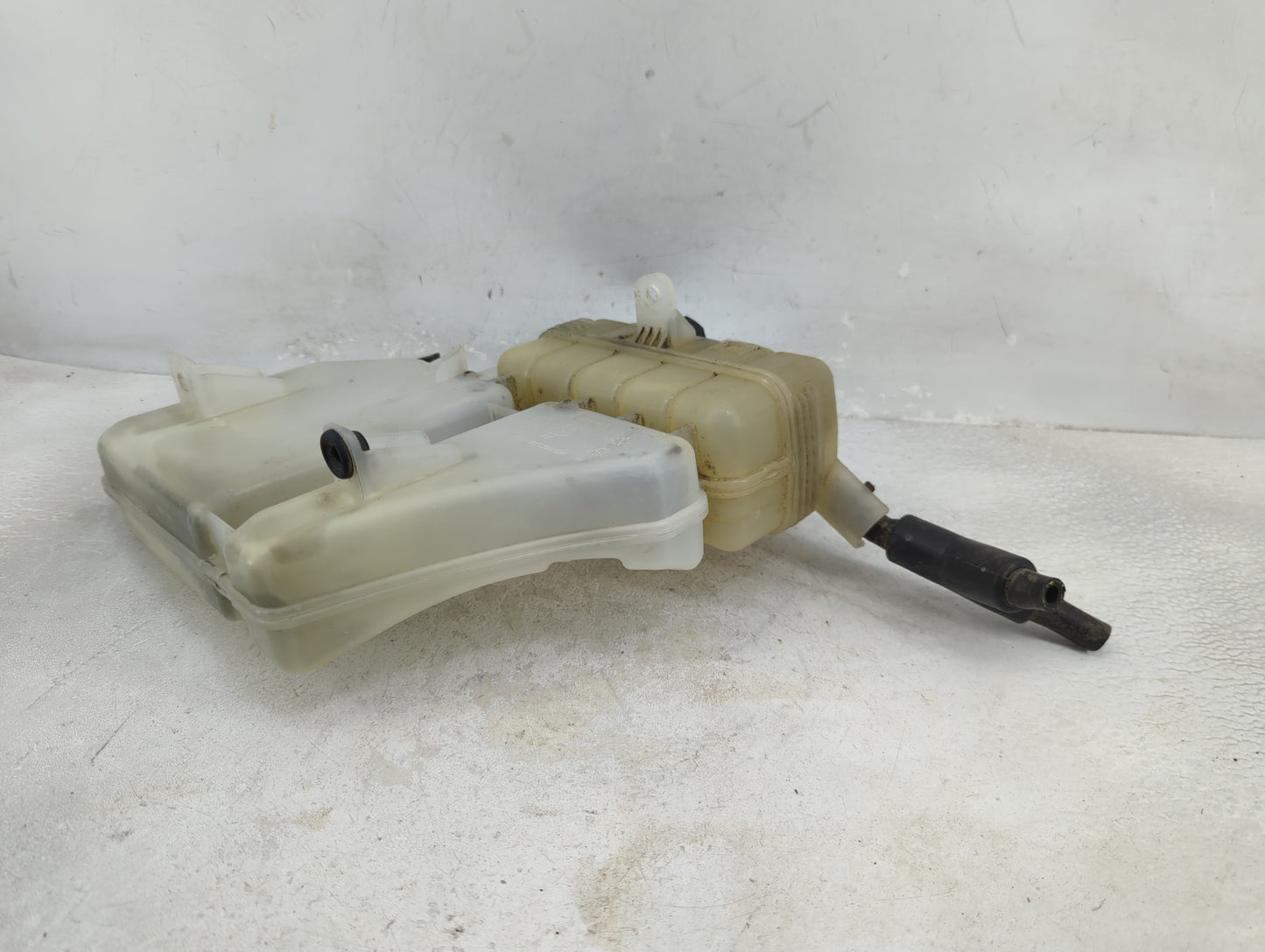 2013-2018 Cadillac Ats Radiator Coolant Overflow Expansion Tank Bottle 1433304 - Oemusedautoparts1.com