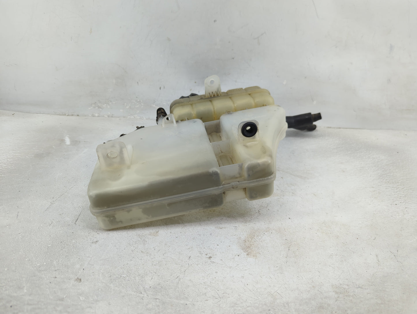 2013-2018 Cadillac Ats Radiator Coolant Overflow Expansion Tank Bottle 1433304 - Oemusedautoparts1.com